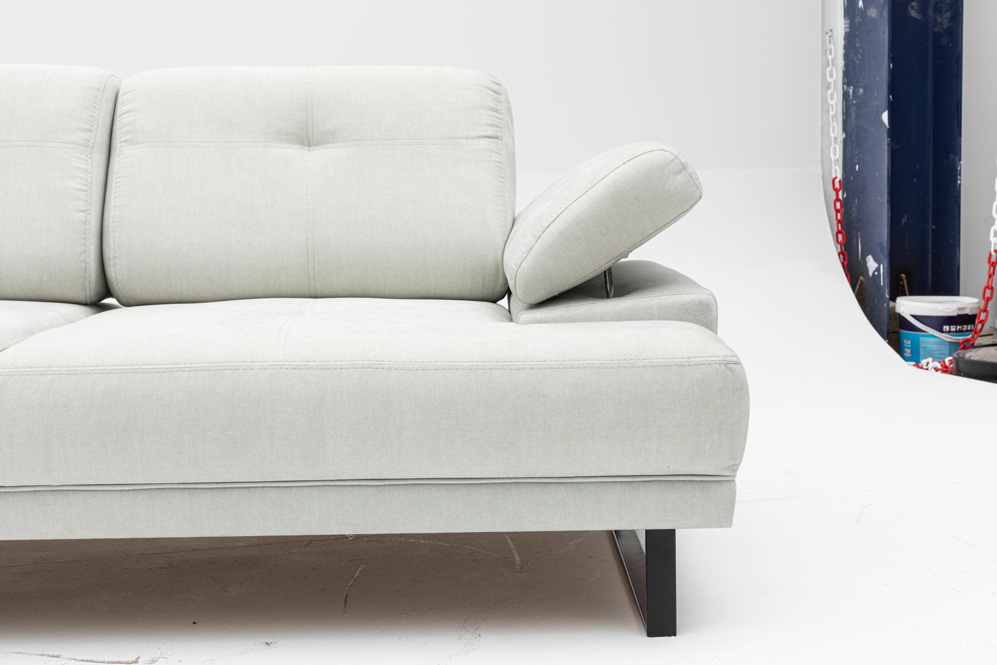 Sofá-cama elegante de 2 lugares, branco, 199 x 99 x 83 cm | Estrutura em madeira de faia e aglomerado, 100% poliéster, encosto ajustável, design industrial moderno