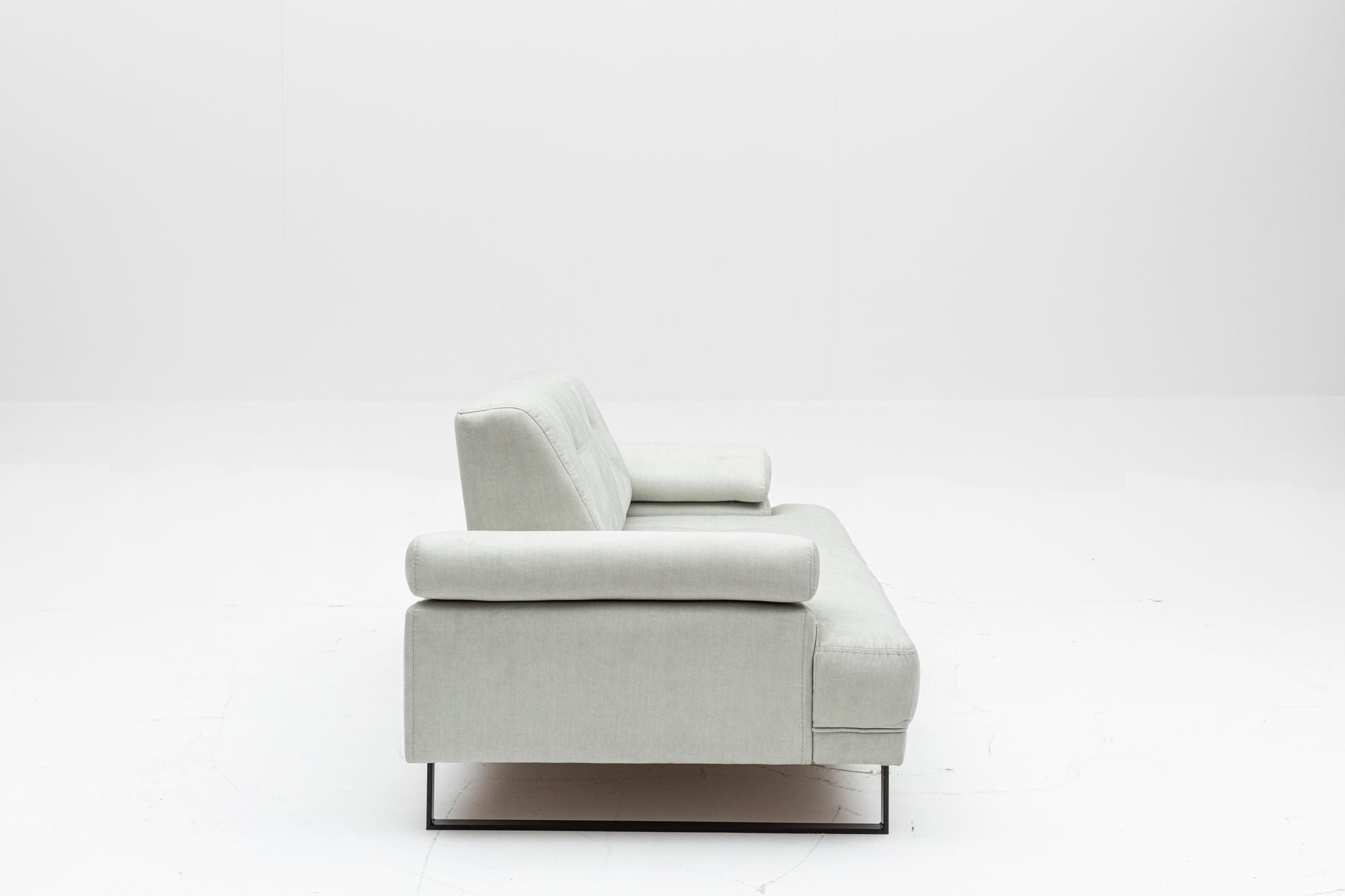 Sofá-cama elegante de 2 lugares, branco, 199 x 99 x 83 cm | Estrutura em madeira de faia e aglomerado, 100% poliéster, encosto ajustável, design industrial moderno