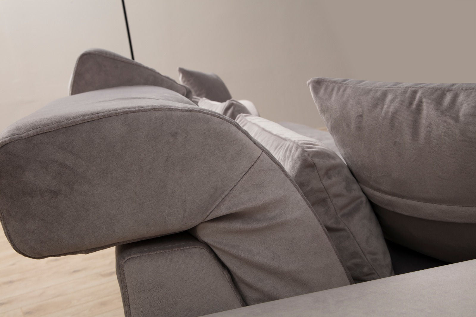 Sofá elegante de 2 lugares, cinza claro, 185 cm | Estrutura em madeira de faia e aglomerado, encosto ajustável, almofadas de espuma macia | Design moderno com pernas em preto fosco