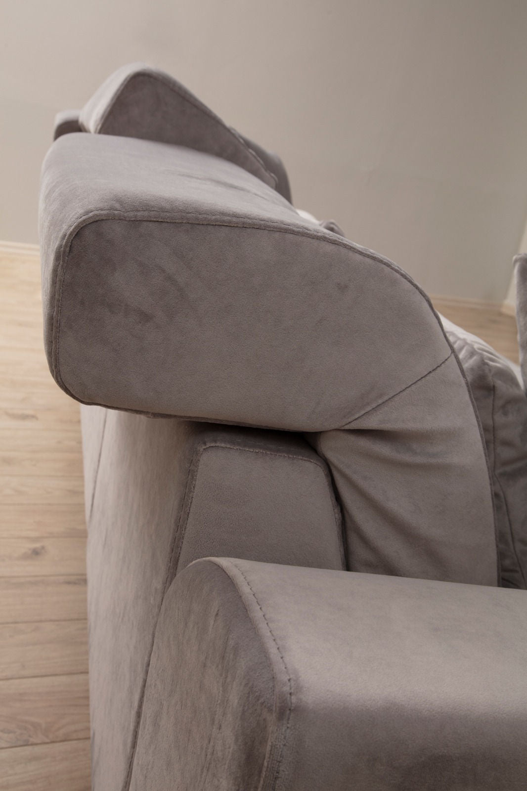 Sofá elegante de 2 lugares, cinza claro, 185 cm | Estrutura em madeira de faia e aglomerado, encosto ajustável, almofadas de espuma macia | Design moderno com pernas em preto fosco