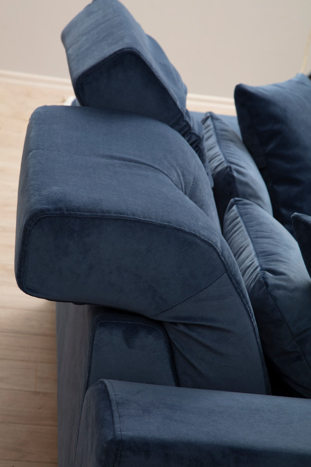 Sofá elegante de 2 lugares, azul-marinho, 185 x 100 x 92 cm | Estrutura em madeira de faia, encosto ajustável, almofadas de espuma macia | Design industrial moderno com pernas pretas foscas