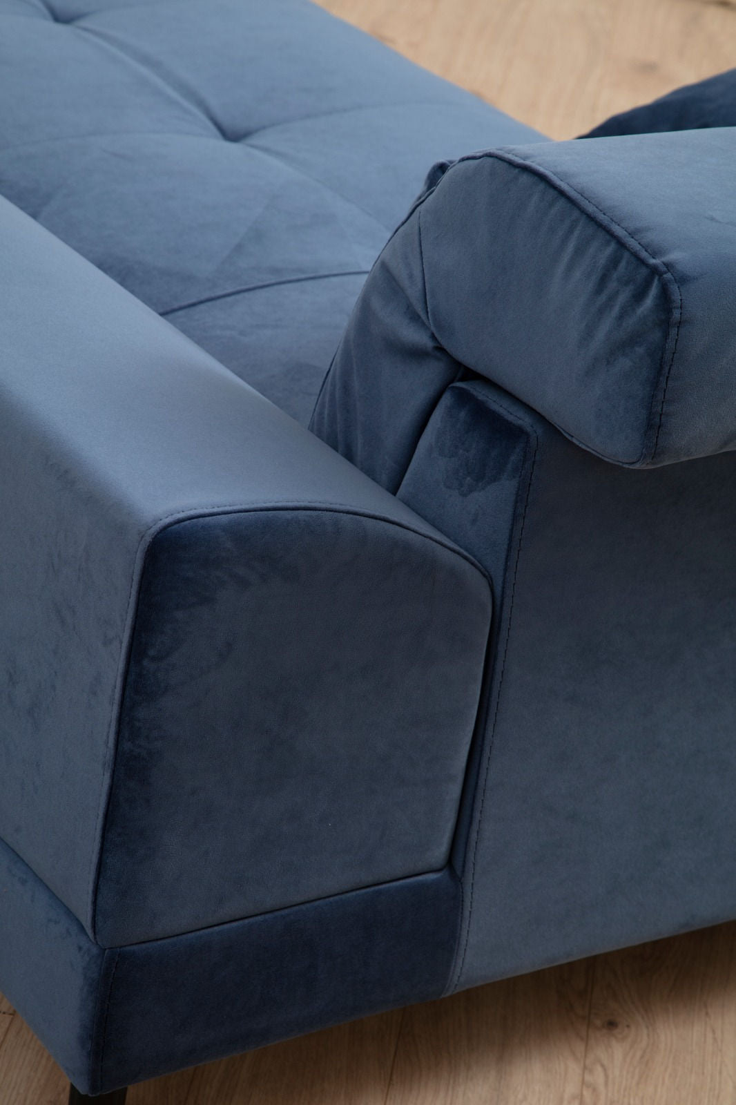 Sofá elegante de 2 lugares, azul-marinho, 185 x 100 x 92 cm | Estrutura em madeira de faia, encosto ajustável, almofadas de espuma macia | Design industrial moderno com pernas pretas foscas