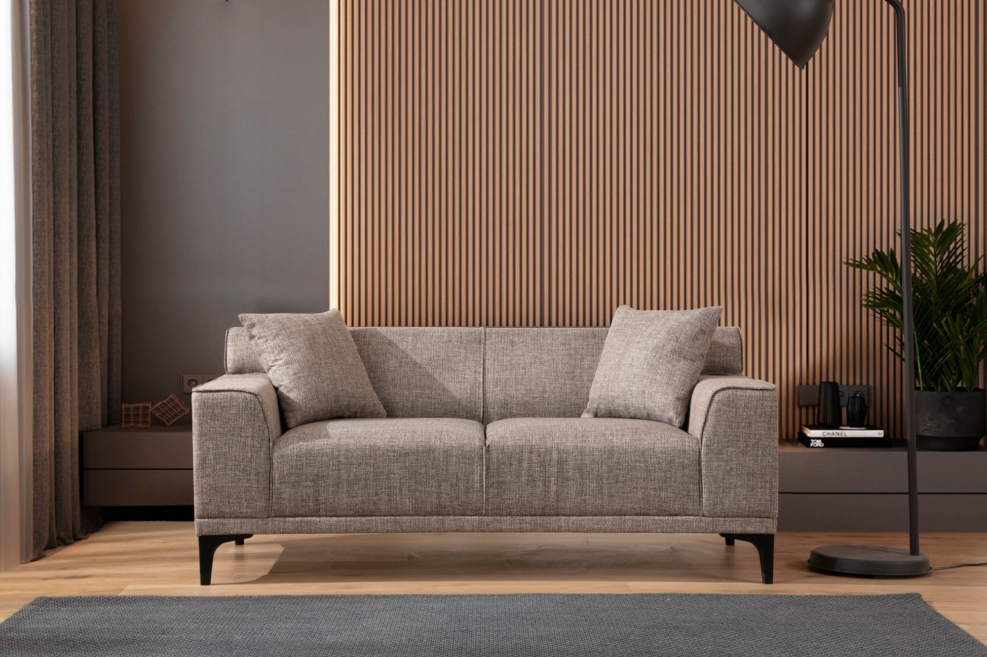Sofá elegante de 2 lugares, cor fulvo, 165 x 87 x 86 cm | Estrutura em madeira de faia e aglomerado, 100% poliéster, inclui 2 almofadas | Perfeito para espaços modernos e industriais
