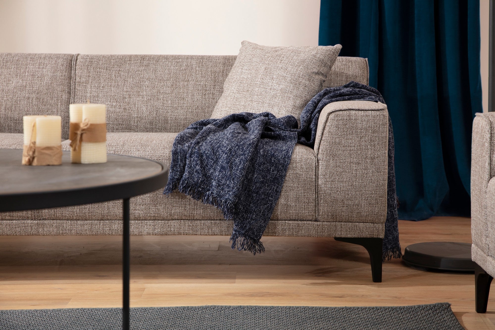 Sofá elegante de 2 lugares, cor fulvo, 165 x 87 x 86 cm | Estrutura em madeira de faia e aglomerado, 100% poliéster, inclui 2 almofadas | Perfeito para espaços modernos e industriais