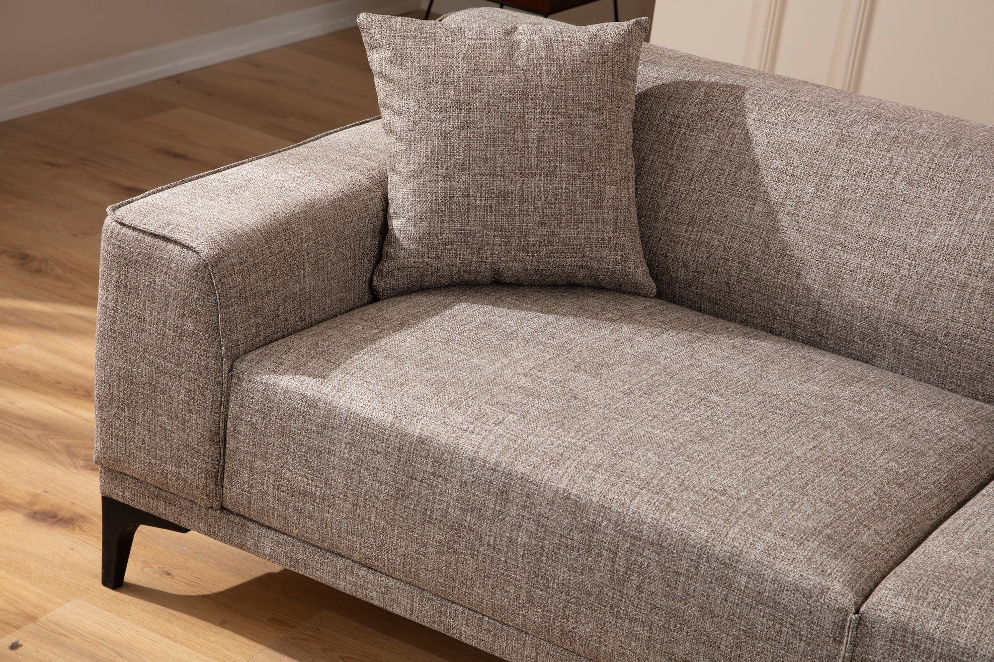 Sofá elegante de 2 lugares, cor fulvo, 165 x 87 x 86 cm | Estrutura em madeira de faia e aglomerado, 100% poliéster, inclui 2 almofadas | Perfeito para espaços modernos e industriais