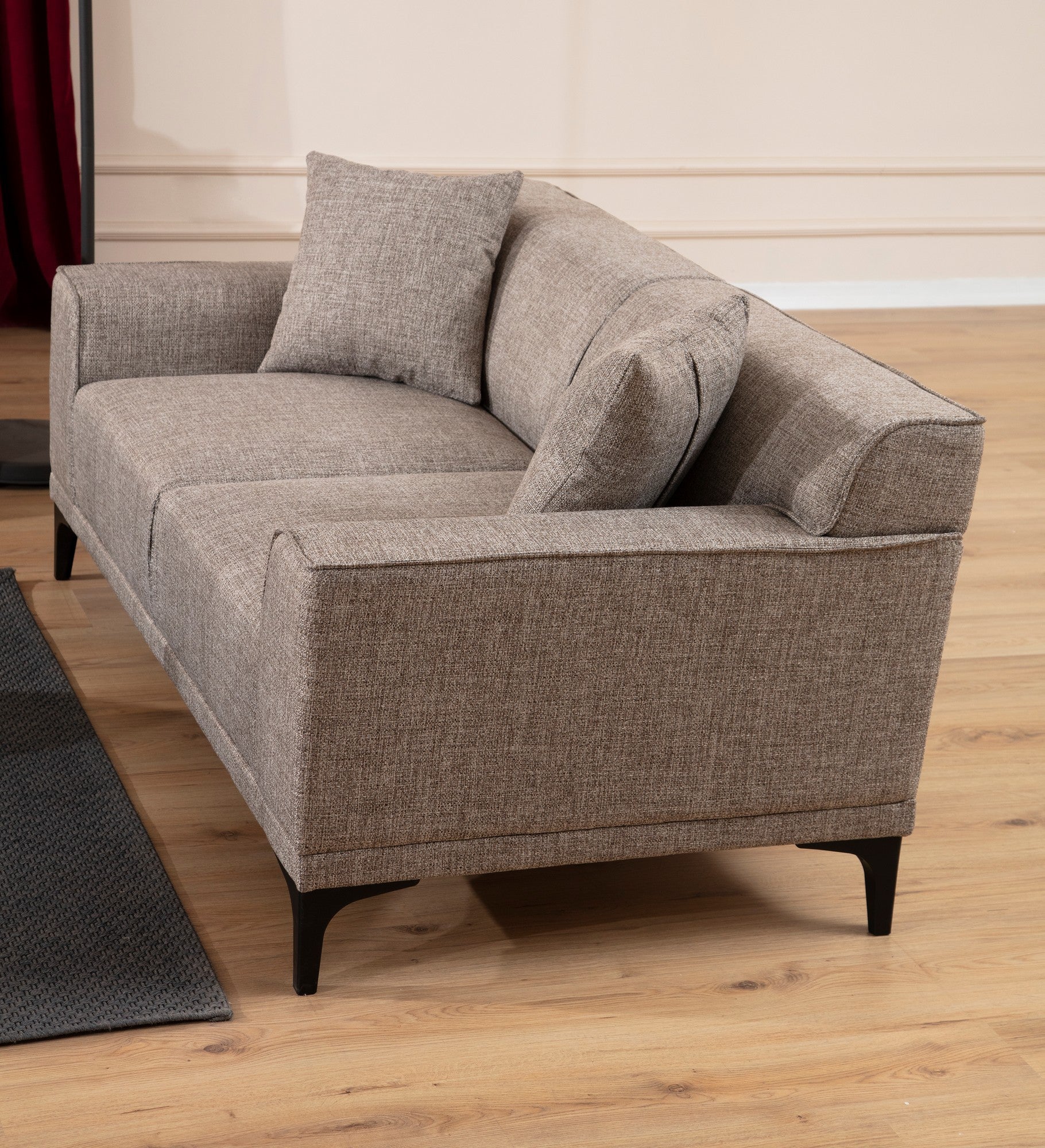 Sofá elegante de 3 lugares, cor fulvo, 215 cm | Estrutura em madeira de faia e aglomerado, tecido 100% poliéster | Almofadas confortáveis de espuma e penas, design moderno