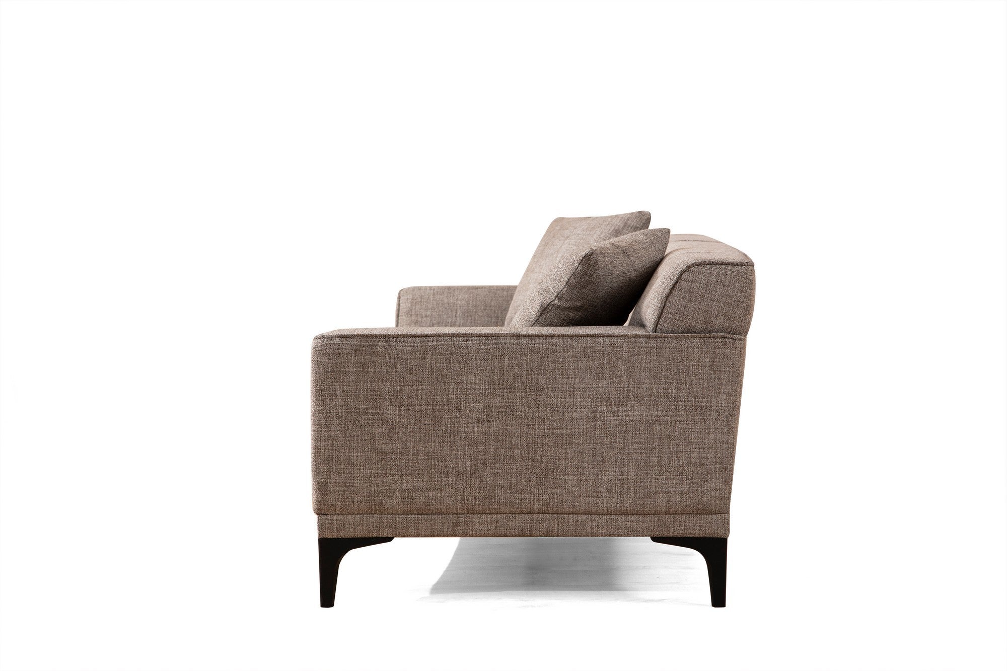 Sofá elegante de 3 lugares, cor fulvo, 215 cm | Estrutura em madeira de faia e aglomerado, tecido 100% poliéster | Almofadas confortáveis de espuma e penas, design moderno