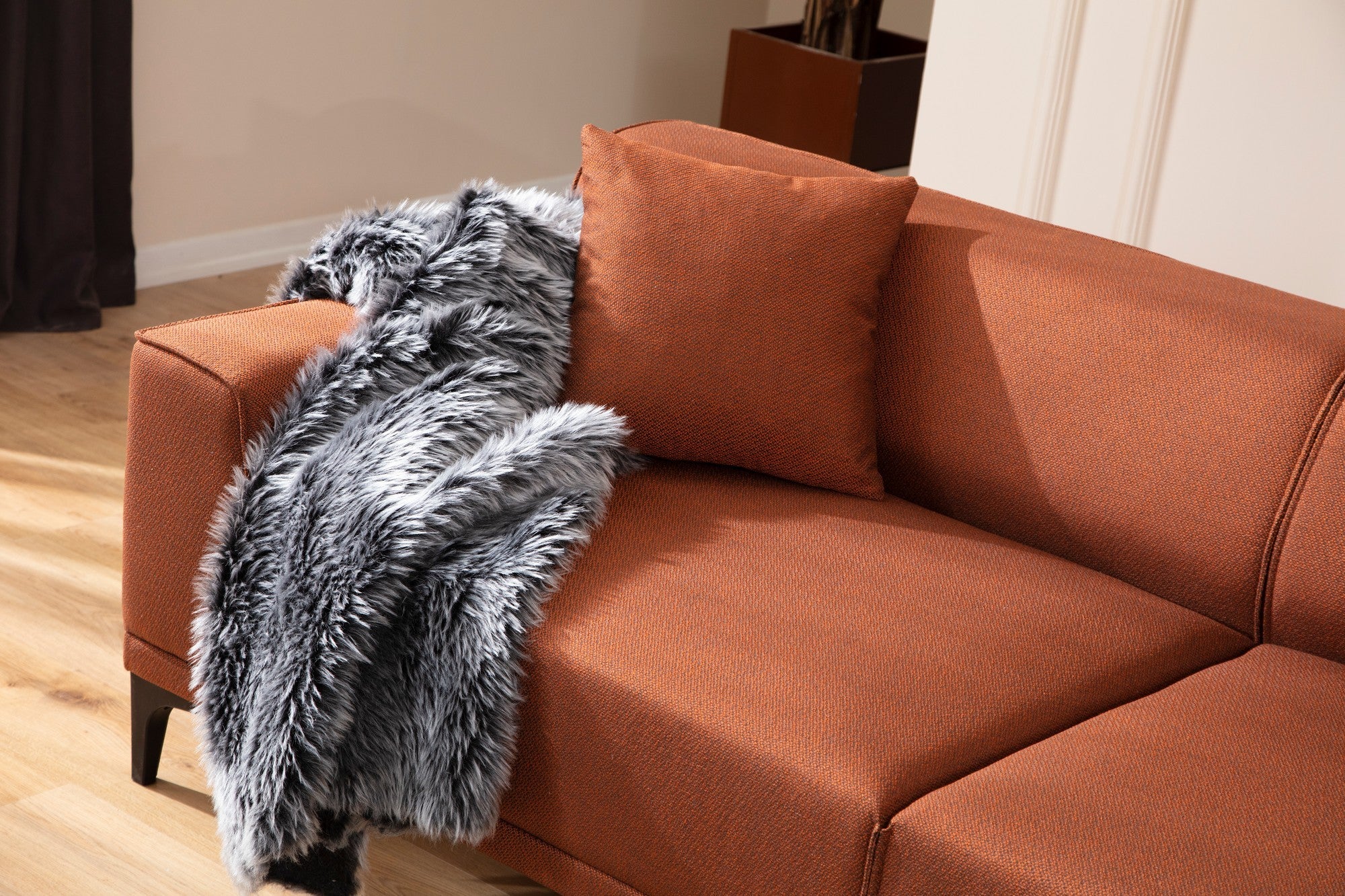 Sofá elegante de 3 lugares em laranja, madeira de faia e estrutura de aglomerado, 215 x 87 x 86 cm | 100% poliéster, almofadas fixas, inclui 2 travesseiros | Design moderno para hotéis e indústria