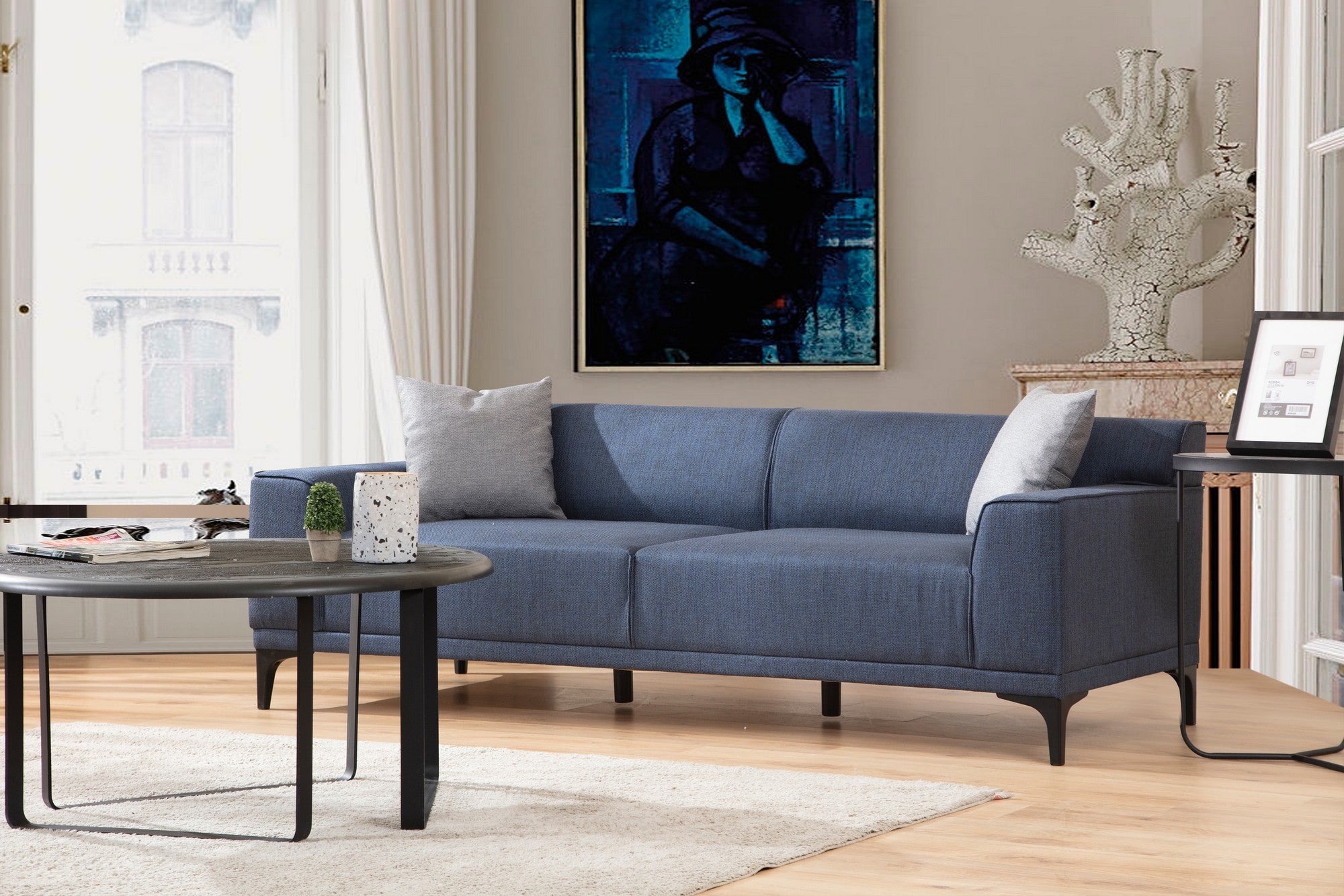 Sofá elegante de 3 lugares, tecido azul, 215 x 87 x 86 cm | Estrutura em madeira de faia e aglomerado, 100% poliéster, inclui 2 almofadas | Design escandinavo moderno