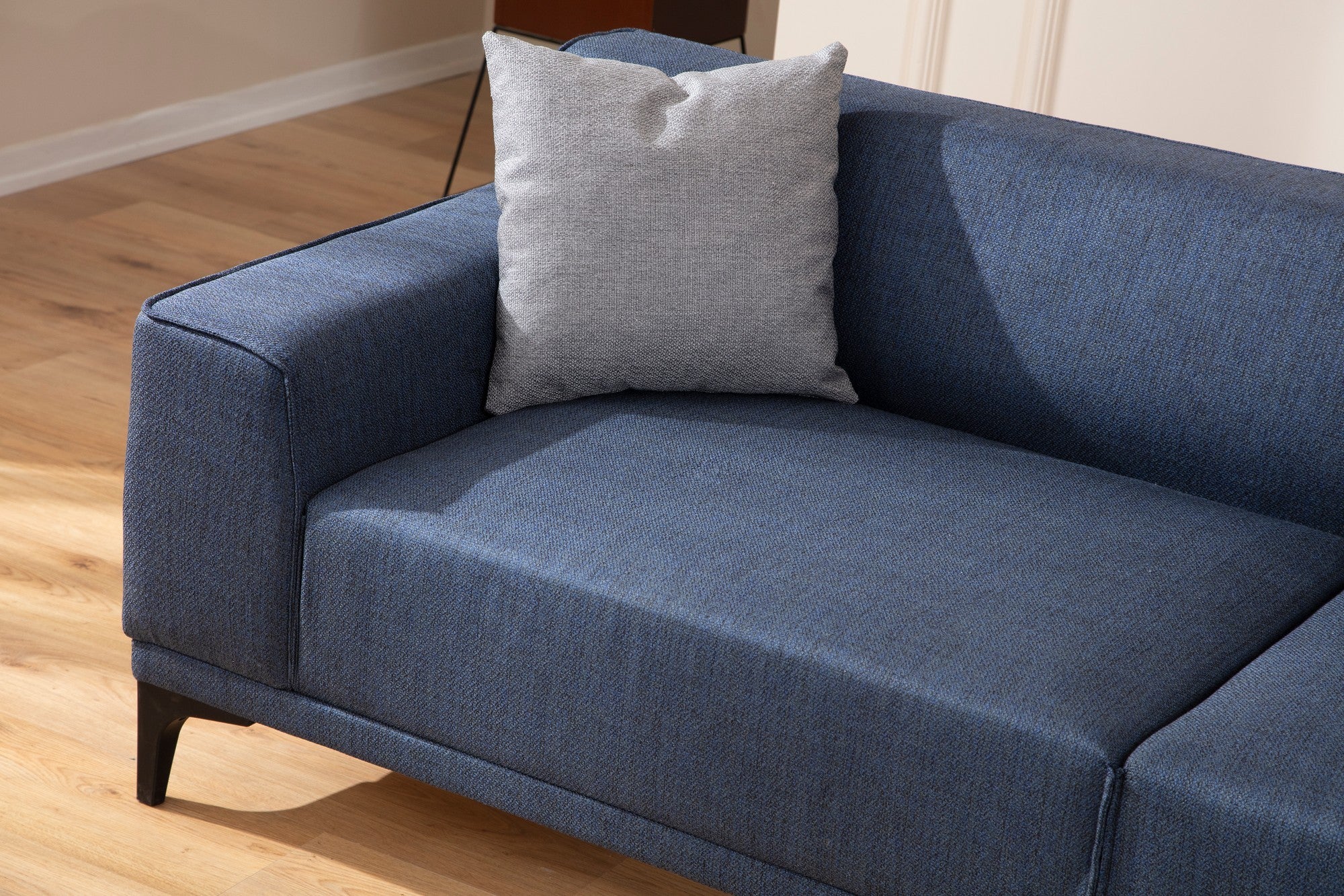Sofá elegante de 3 lugares, tecido azul, 215 x 87 x 86 cm | Estrutura em madeira de faia e aglomerado, 100% poliéster, inclui 2 almofadas | Design escandinavo moderno