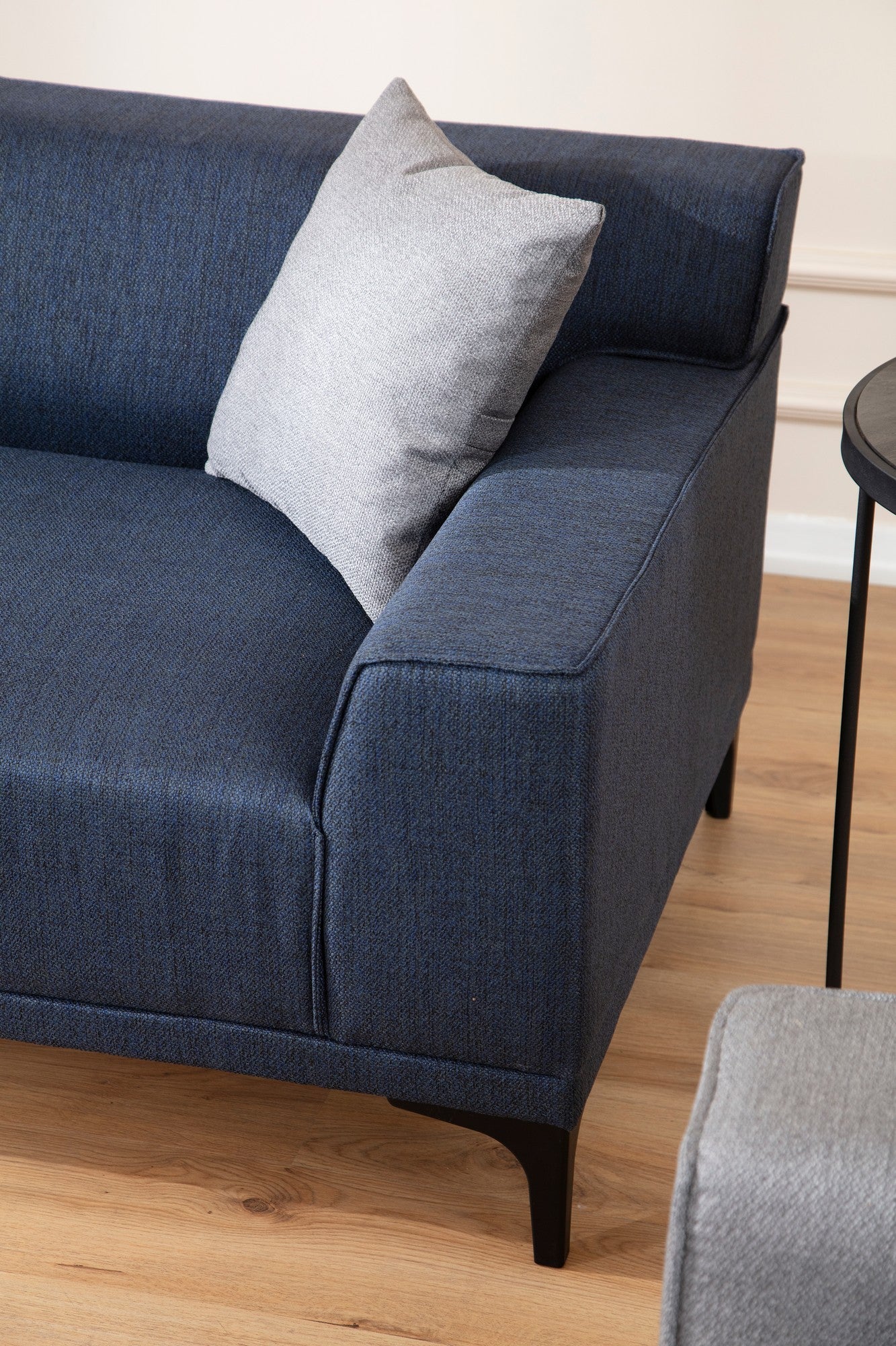 Sofá elegante de 3 lugares, tecido azul, 215 x 87 x 86 cm | Estrutura em madeira de faia e aglomerado, 100% poliéster, inclui 2 almofadas | Design escandinavo moderno