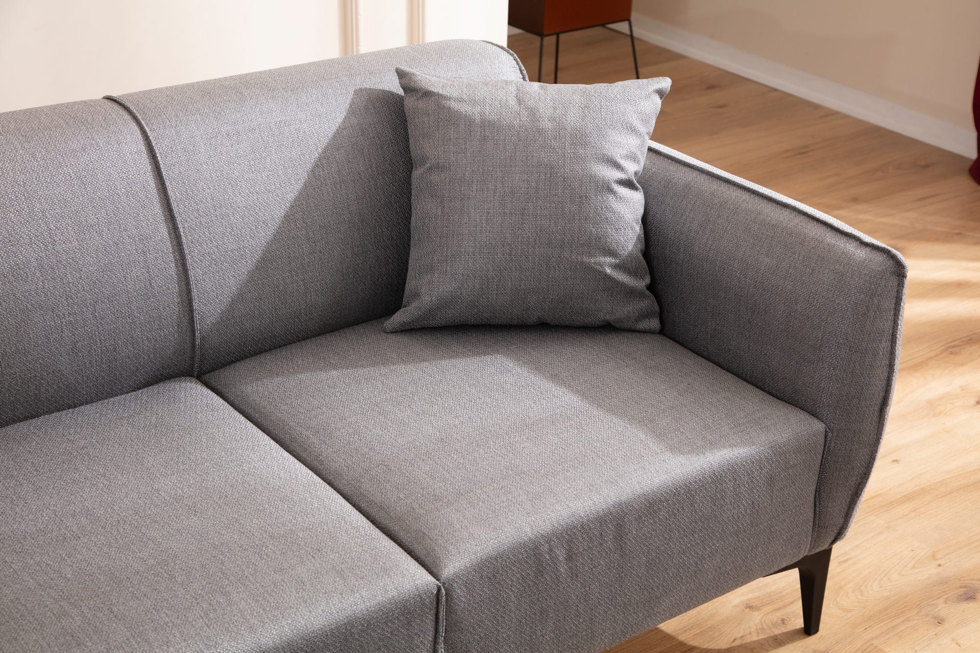 Sofá elegante de 2 lugares, cinza, 160 x 95 x 67 cm | Estrutura em madeira de faia e aglomerado, 100% poliéster, almofadas de espuma e penas | Perfeito para decoração industrial moderna e escandinava