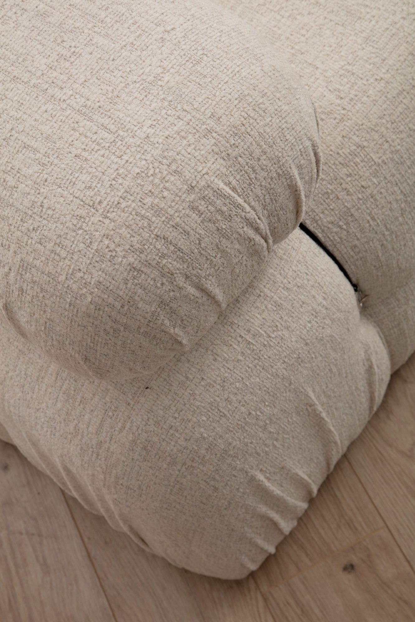Sofá elegante de 3 lugares, cor creme, 288 x 95 x 75 cm | Estrutura em madeira de faia, 100% poliéster, encosto e braço removíveis | Perfeito para decoração escandinava e hoteleira