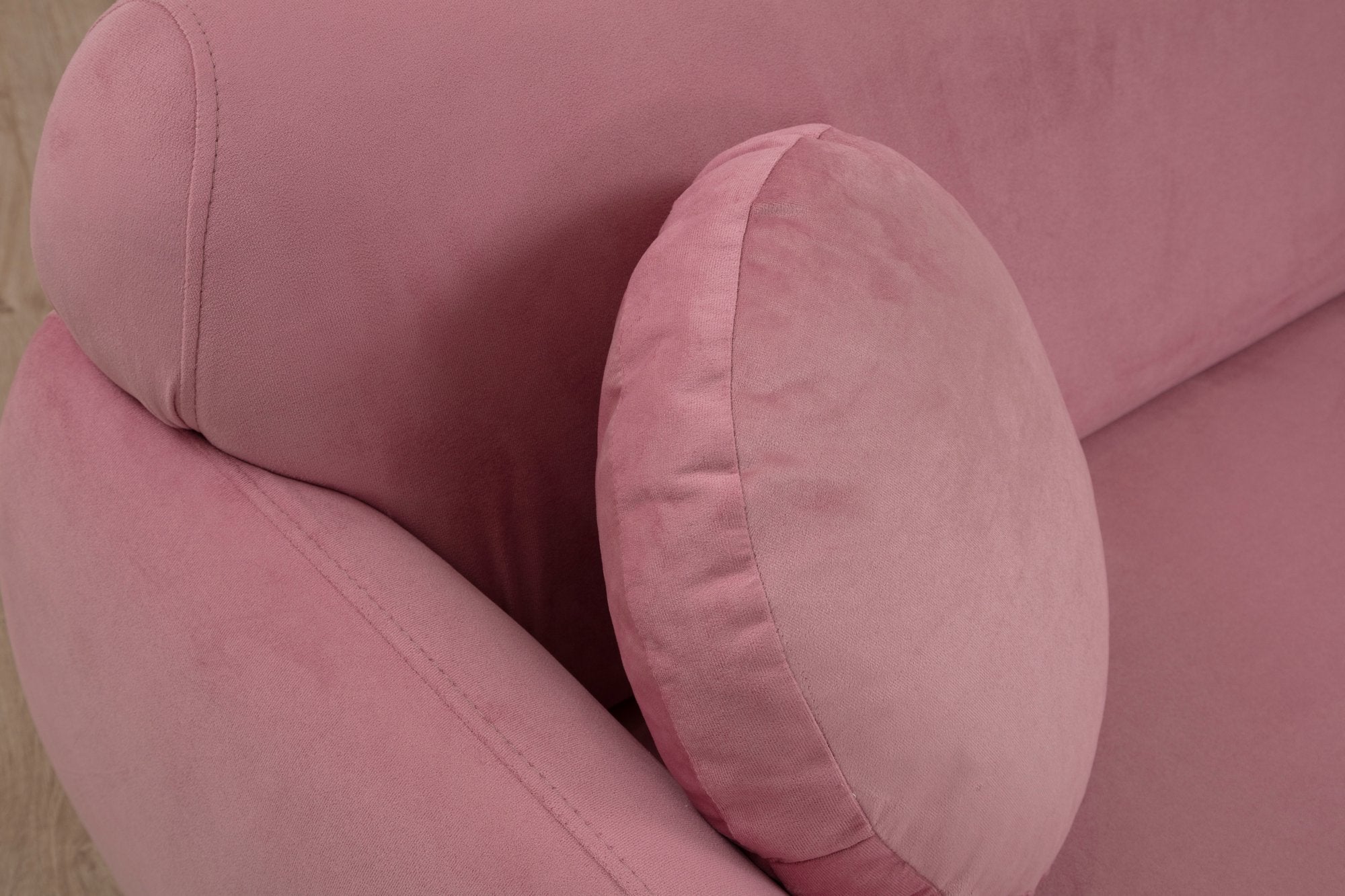 Sofá elegante de 3 lugares em rosa-pó, estrutura de madeira de faia, 100% poliéster, 223 x 83 x 86 cm | Inclui 2 almofadas, almofadas fixas e pernas de nogueira | Conforto moderno