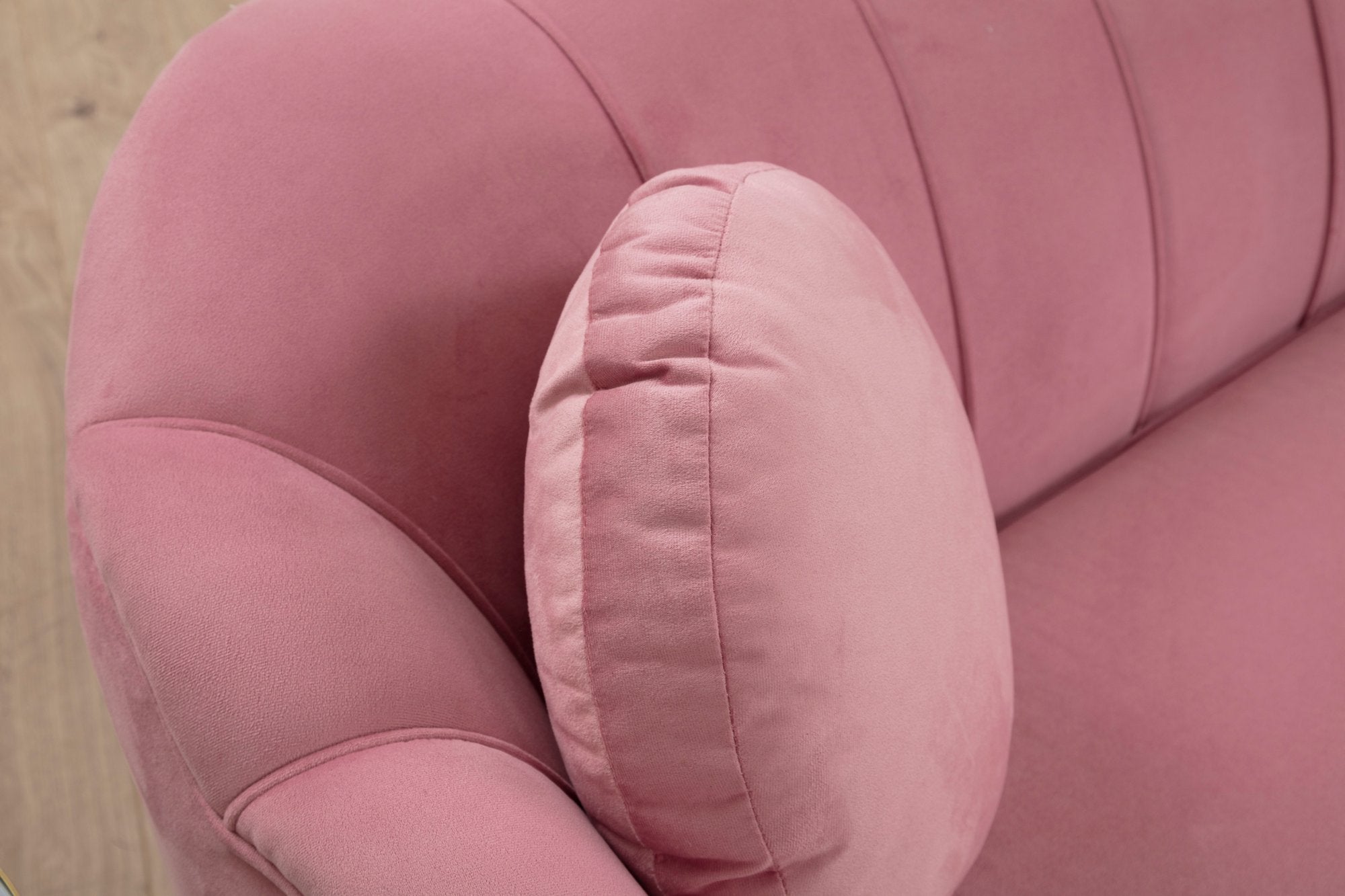 Sofá elegante de 3 lugares, rosa-pó, 215 x 90 x 80 cm | Estrutura de madeira de faia, 100% poliéster, pernas de metal dourado | Almofadas macias de espuma e penas, design glamoroso