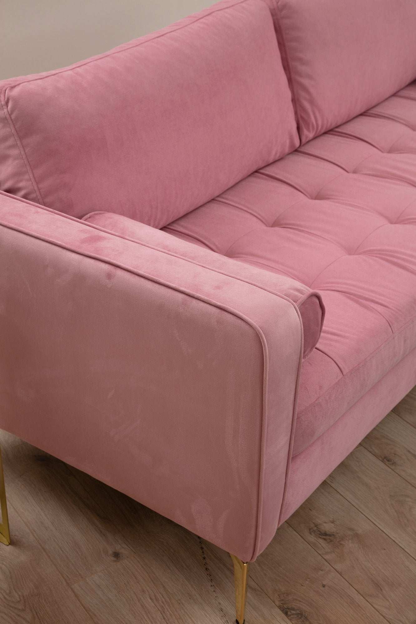 Sofá elegante de 3 lugares em rosa-pó, madeira de faia e estrutura de aglomerado, 215 cm | 100% poliéster, 2 almofadas incluídas | Perfeito para salas de estar e hotéis modernos