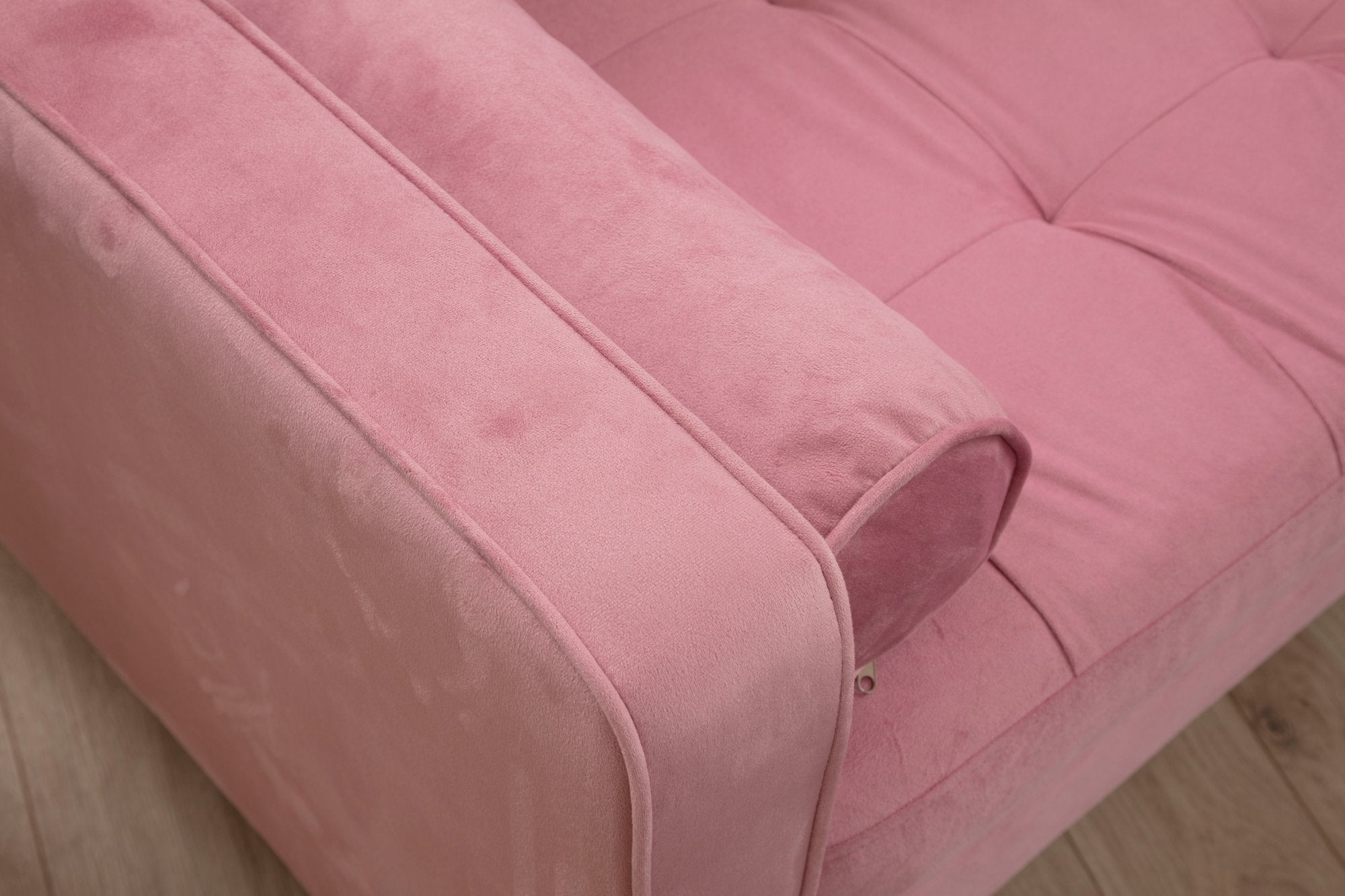 Sofá elegante de 3 lugares em rosa-pó, madeira de faia e estrutura de aglomerado, 215 cm | 100% poliéster, 2 almofadas incluídas | Perfeito para salas de estar e hotéis modernos