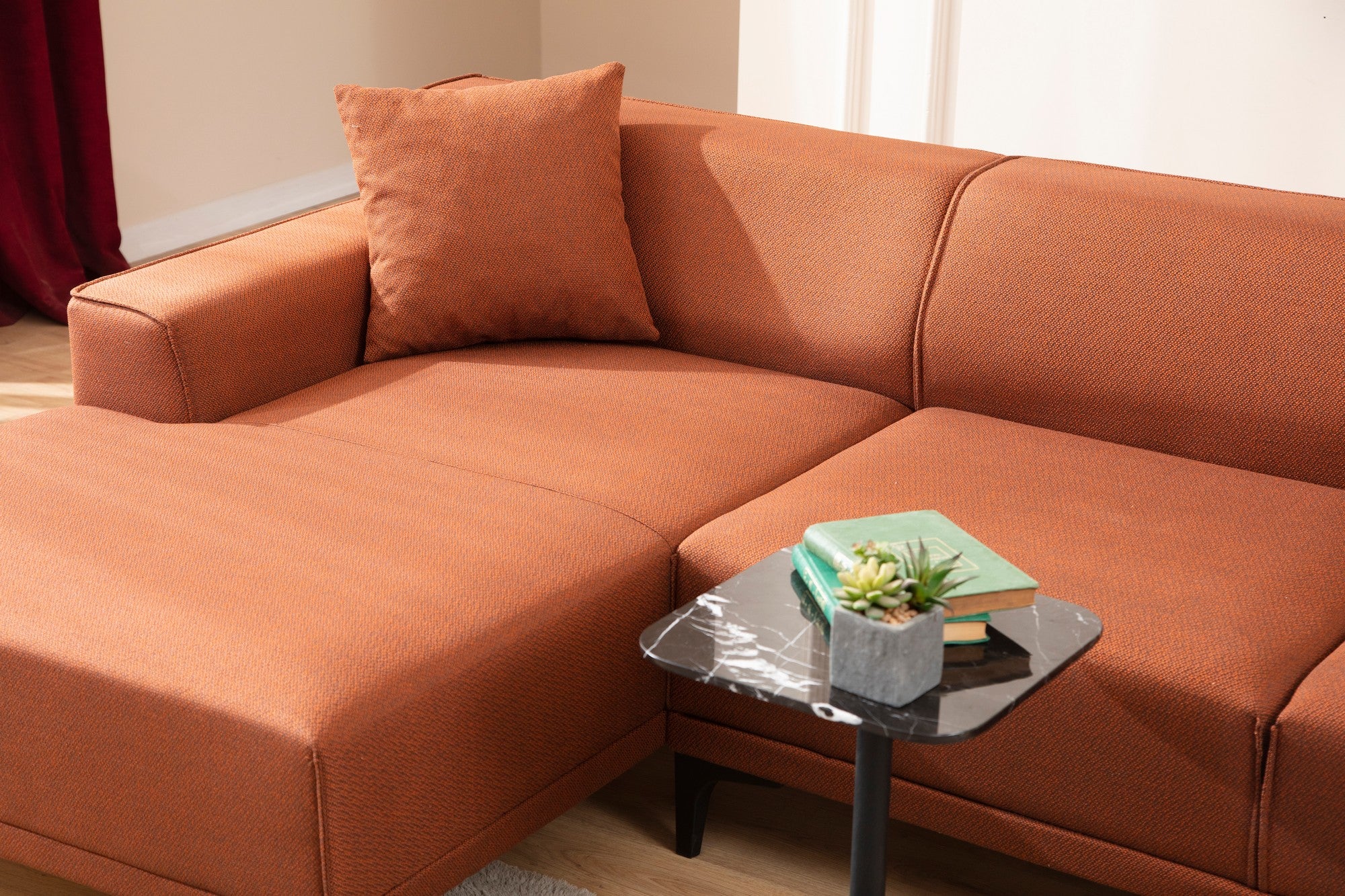 Sofá de canto laranja elegante, estrutura de madeira de faia e aglomerado, 145 x 250 cm | 100% poliéster, almofadas fixas, 2 travesseiros incluídos | Design industrial moderno