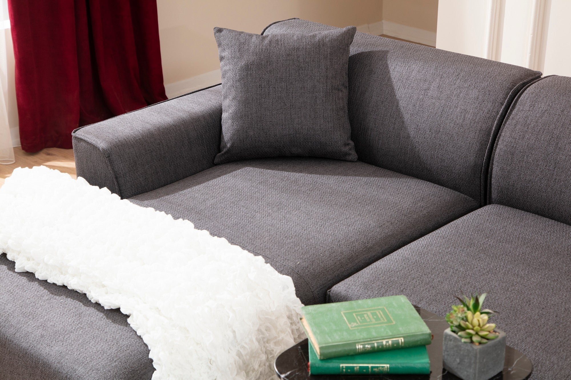 Sofá de canto elegante, antracite, 145 x 250 x 77 cm | Estrutura em madeira de faia e aglomerado, 100% poliéster, almofadas fixas, 2 travesseiros incluídos | Design escandinavo industrial moderno