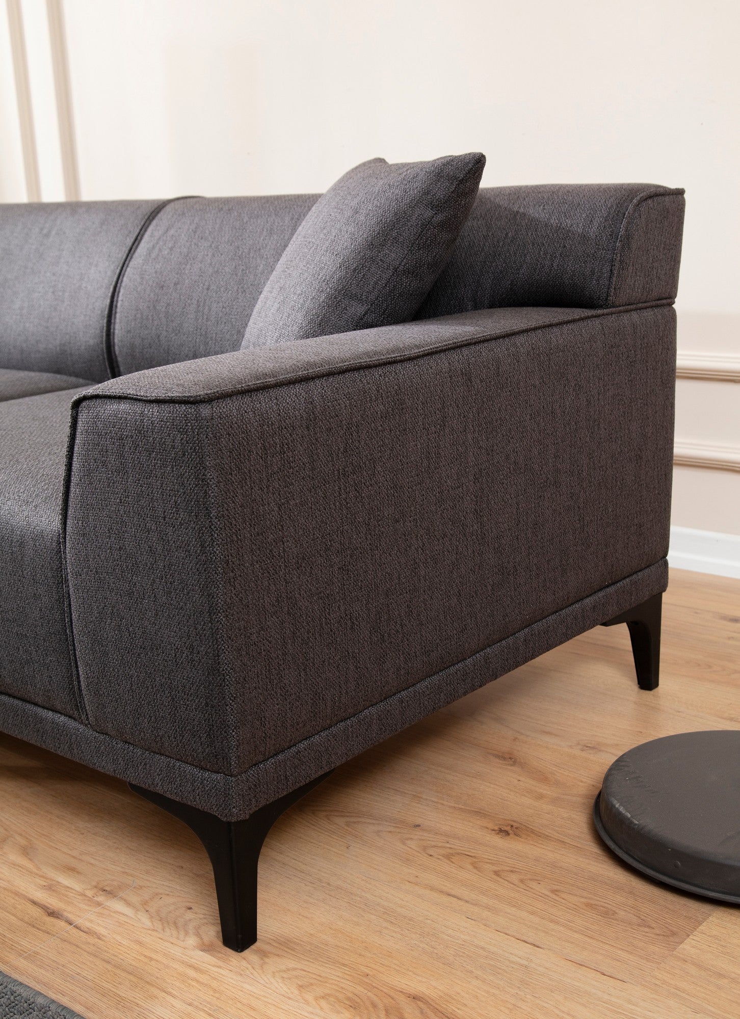 Sofá de canto elegante, antracite, 145 x 250 x 77 cm | Estrutura em madeira de faia e aglomerado, 100% poliéster, almofadas fixas, 2 travesseiros incluídos | Design escandinavo industrial moderno