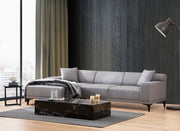 Sofá de canto elegante, cinza claro, 145 x 250 x 77 cm | Estrutura em madeira de faia e aglomerado, 100% poliéster, almofadas fixas, 2 travesseiros incluídos | Design escandinavo moderno