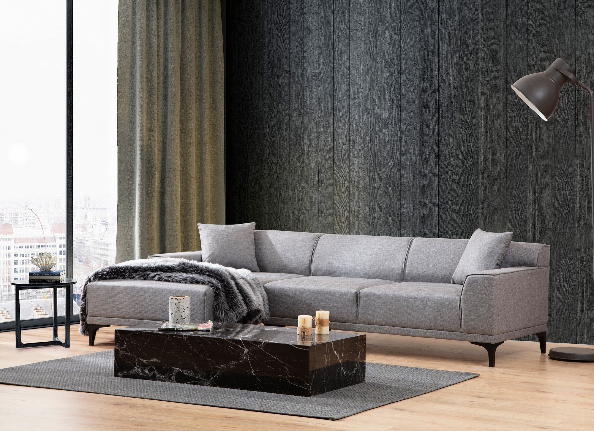 Sofá de canto elegante, cinza claro, 145 x 250 x 77 cm | Estrutura em madeira de faia e aglomerado, 100% poliéster, almofadas fixas, 2 travesseiros incluídos | Design escandinavo moderno