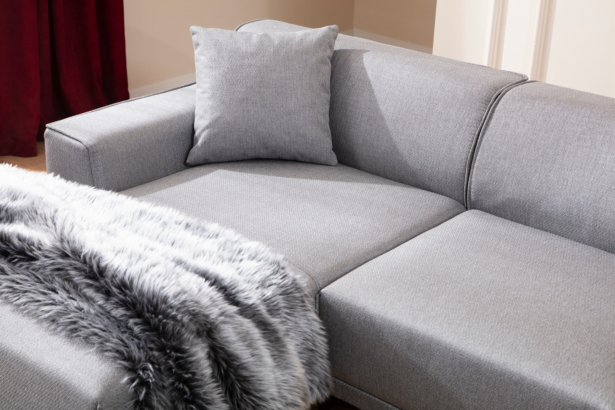Sofá de canto elegante, cinza claro, 145 x 250 x 77 cm | Estrutura em madeira de faia e aglomerado, 100% poliéster, almofadas fixas, 2 travesseiros incluídos | Design escandinavo moderno