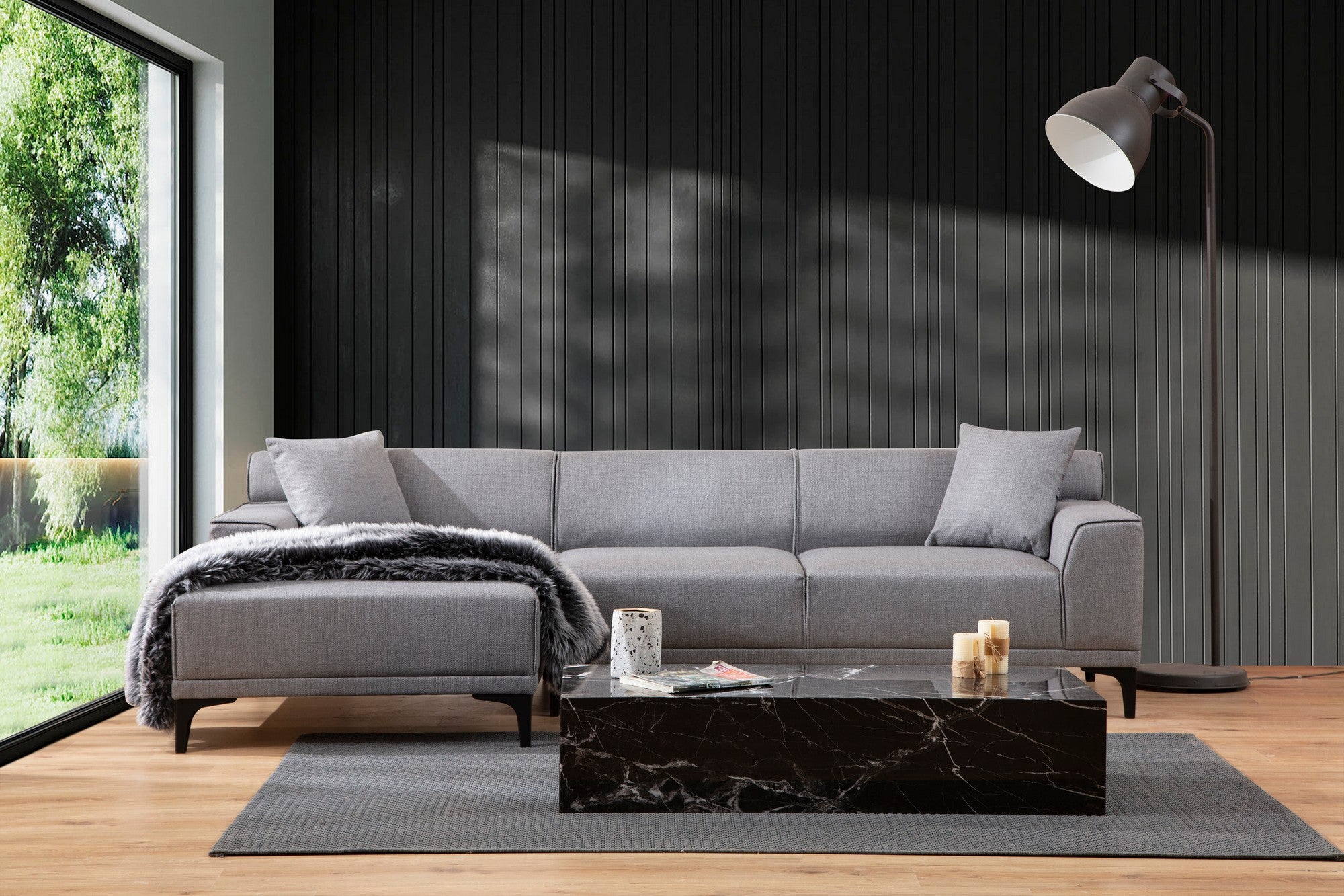 Sofá de canto elegante, cinza claro, 145 x 250 x 77 cm | Estrutura em madeira de faia e aglomerado, 100% poliéster, almofadas fixas, 2 travesseiros incluídos | Design escandinavo moderno