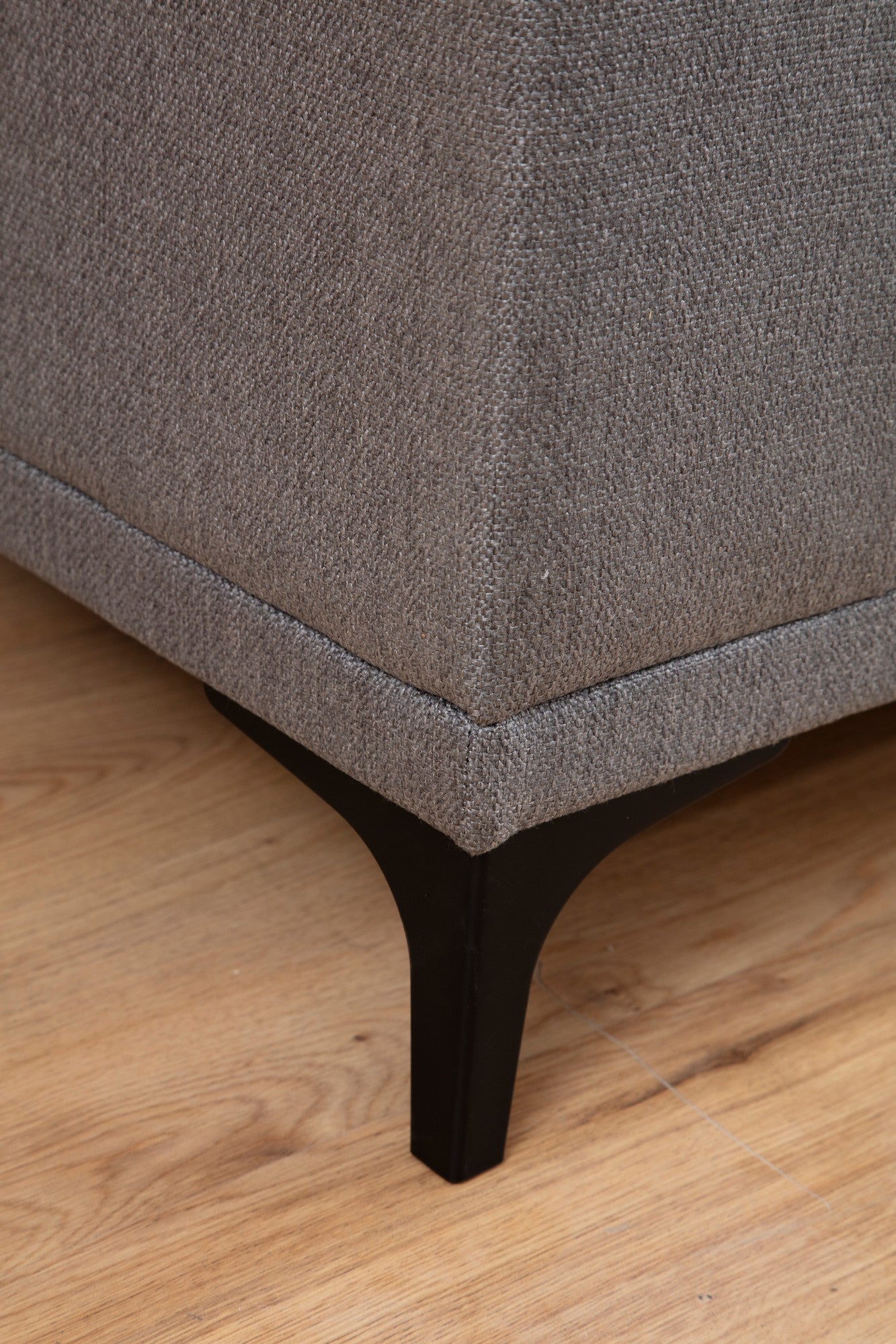 Sofá de canto elegante, cinza claro, 145 x 250 x 77 cm | Estrutura em madeira de faia e aglomerado, 100% poliéster, almofadas fixas, 2 travesseiros incluídos | Design escandinavo moderno