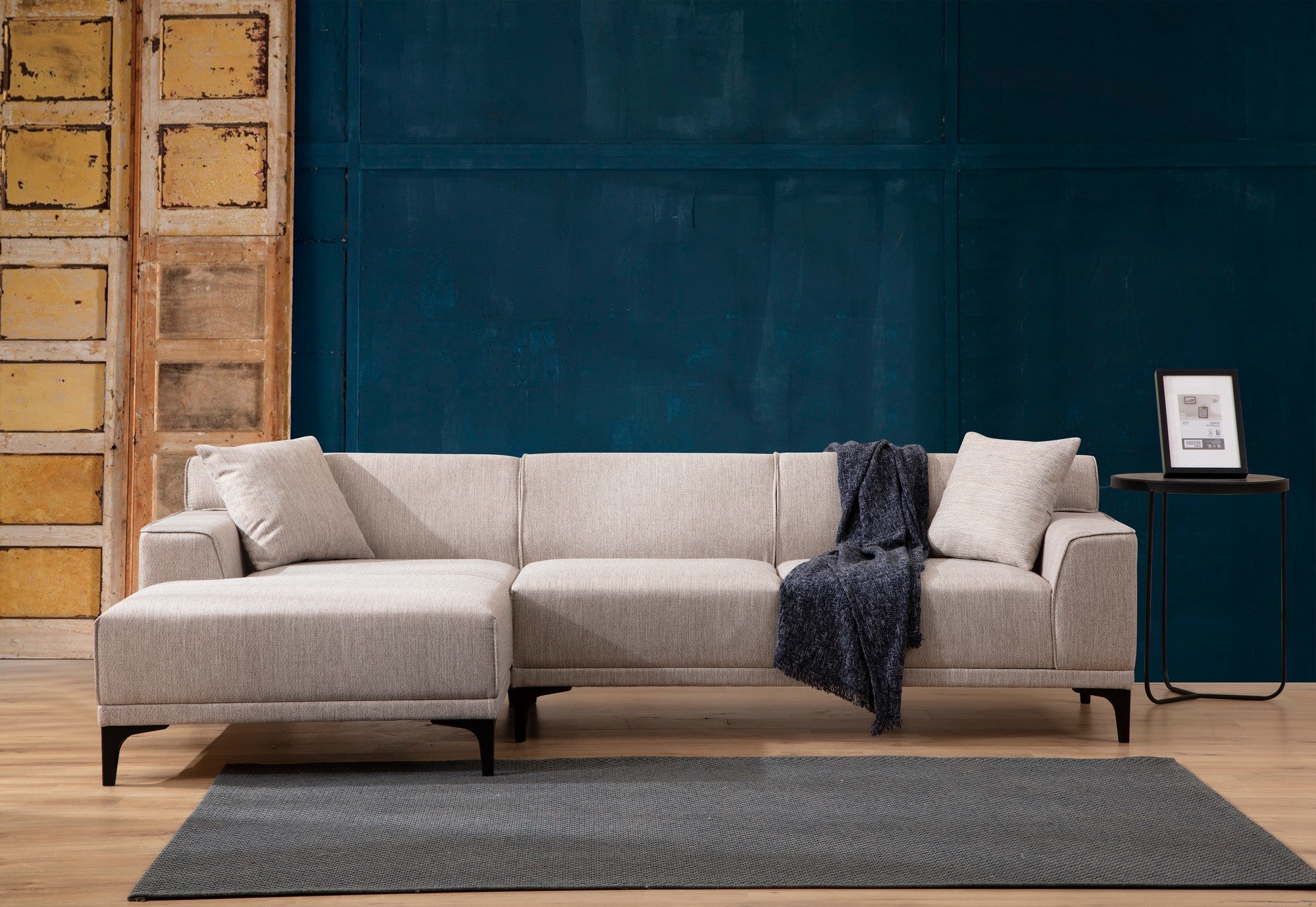 Sofá de canto elegante, branco, 145 x 250 x 86 cm | Estrutura em madeira de faia e aglomerado, 100% poliéster, inclui 2 almofadas | Design escandinavo moderno