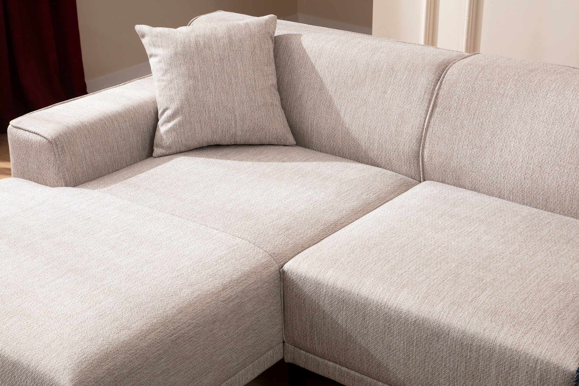 Sofá de canto elegante, branco, 145 x 250 x 86 cm | Estrutura em madeira de faia e aglomerado, 100% poliéster, inclui 2 almofadas | Design escandinavo moderno