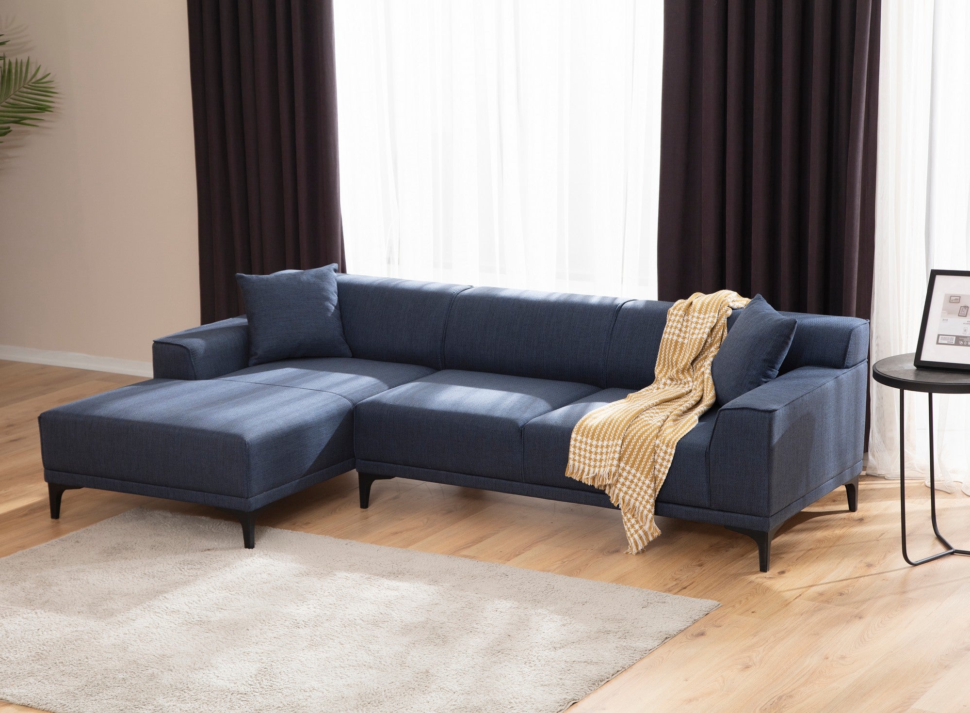 Sofá de canto elegante em azul, estrutura de madeira de faia e aglomerado, 145 x 250 cm | 100% poliéster, almofadas fixas, 2 travesseiros incluídos | Design escandinavo moderno
