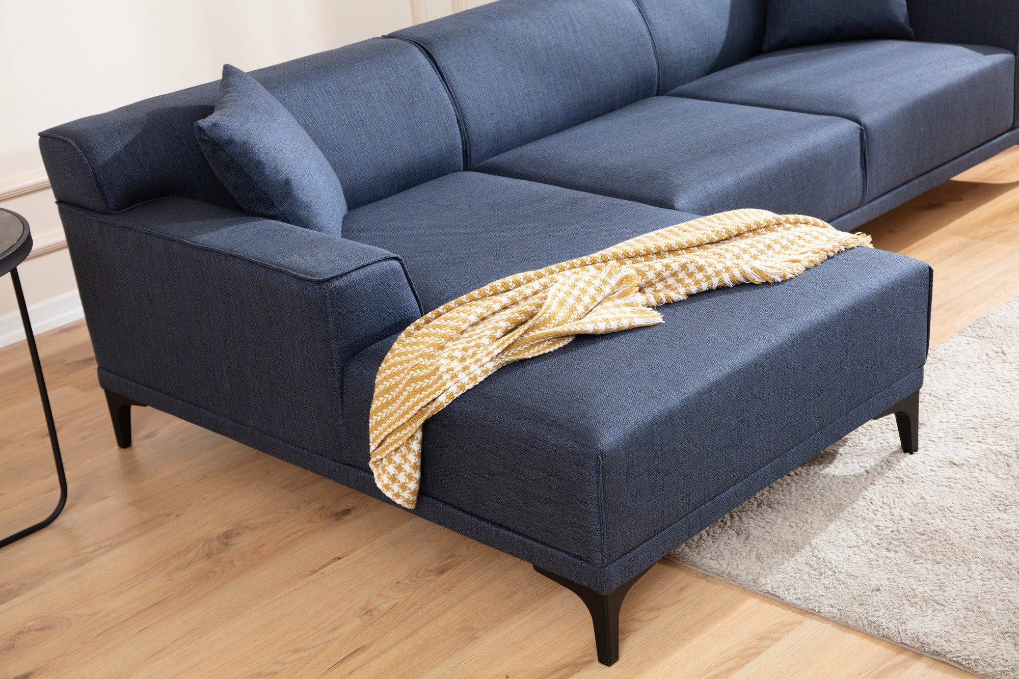 Sofá de canto elegante em azul, estrutura de madeira de faia e aglomerado, 145 x 250 cm | 100% poliéster, almofadas fixas, 2 travesseiros incluídos | Design escandinavo moderno
