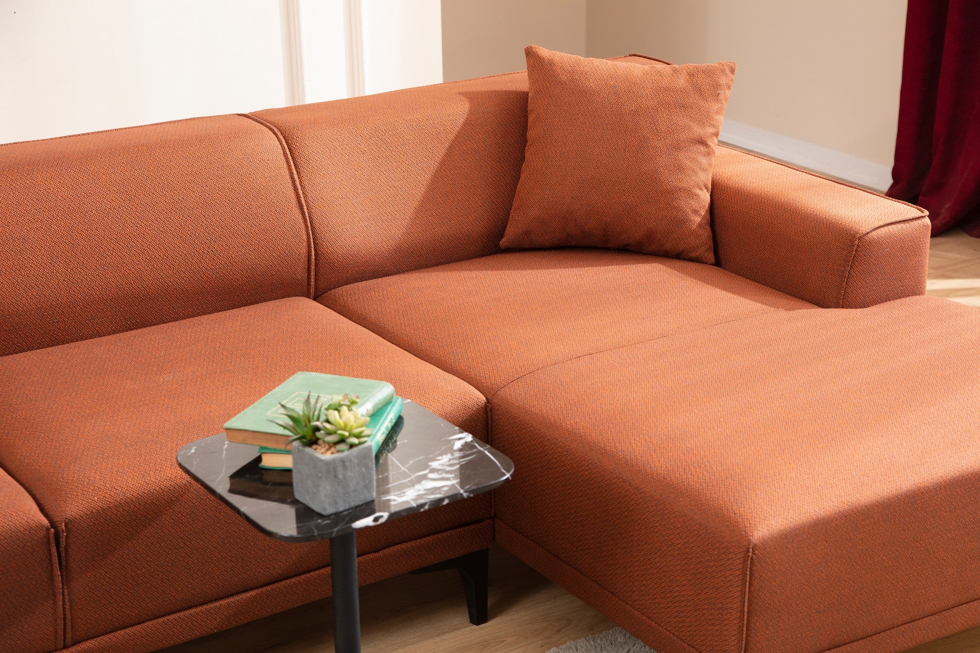 Sofá de canto laranja elegante, estrutura de madeira de faia e aglomerado, 145 x 250 cm | 100% poliéster, almofadas fixas, 2 travesseiros incluídos | Design industrial moderno