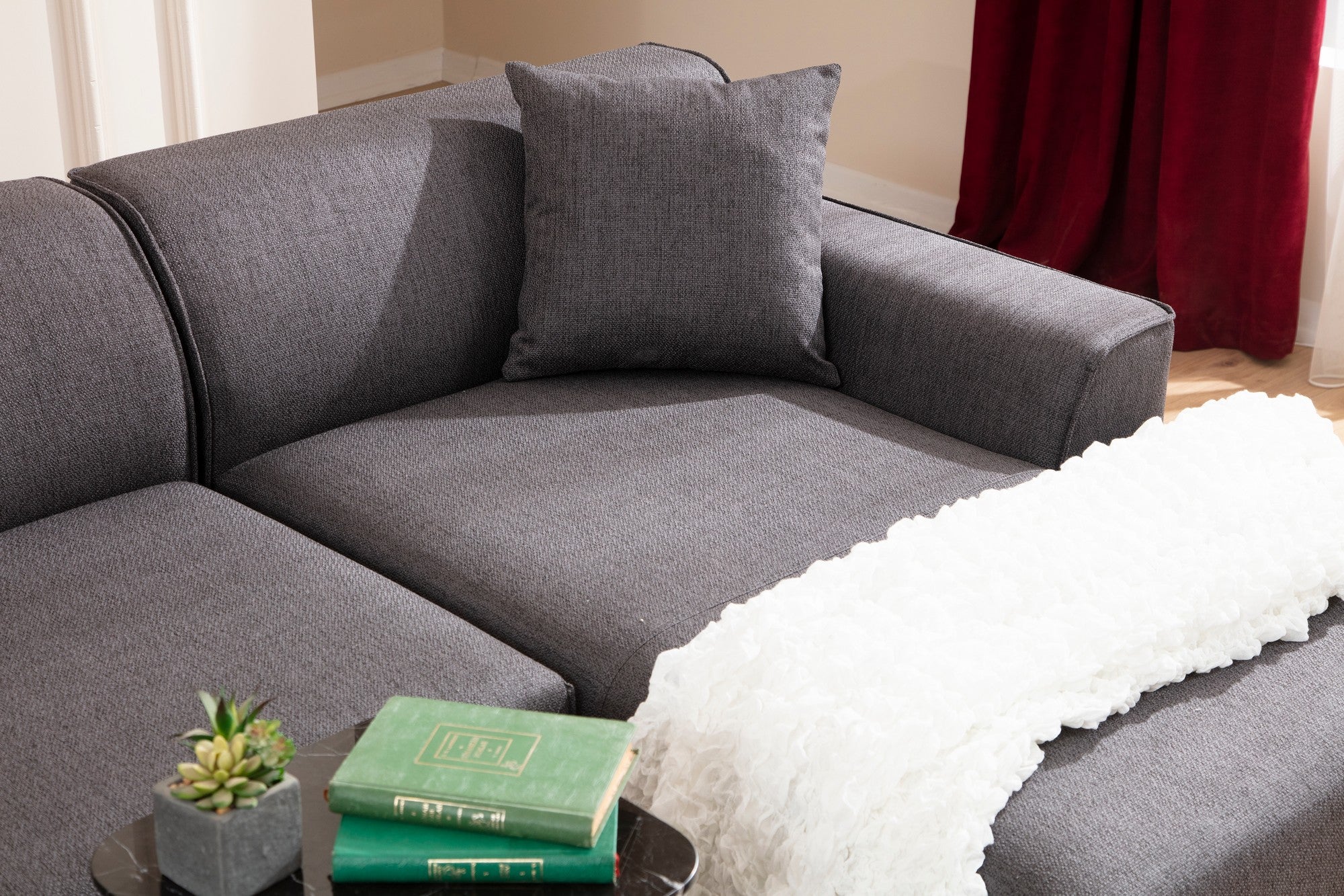 Sofá de canto elegante, antracite, 145 x 250 x 77 cm | Estrutura em madeira de faia e aglomerado, 100% poliéster, almofadas fixas, 2 travesseiros incluídos | Design escandinavo industrial moderno