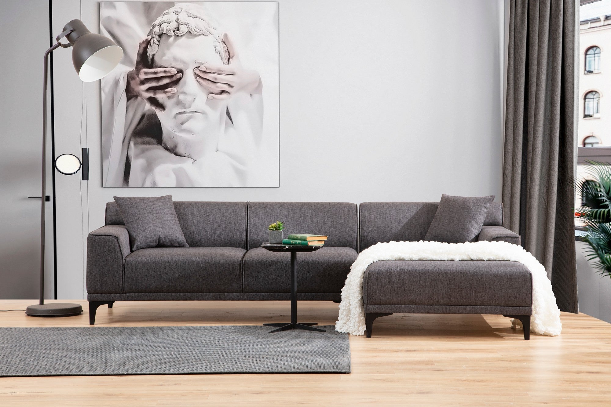 Sofá de canto elegante, antracite, 145 x 250 x 77 cm | Estrutura em madeira de faia e aglomerado, 100% poliéster, almofadas fixas, 2 travesseiros incluídos | Design escandinavo industrial moderno