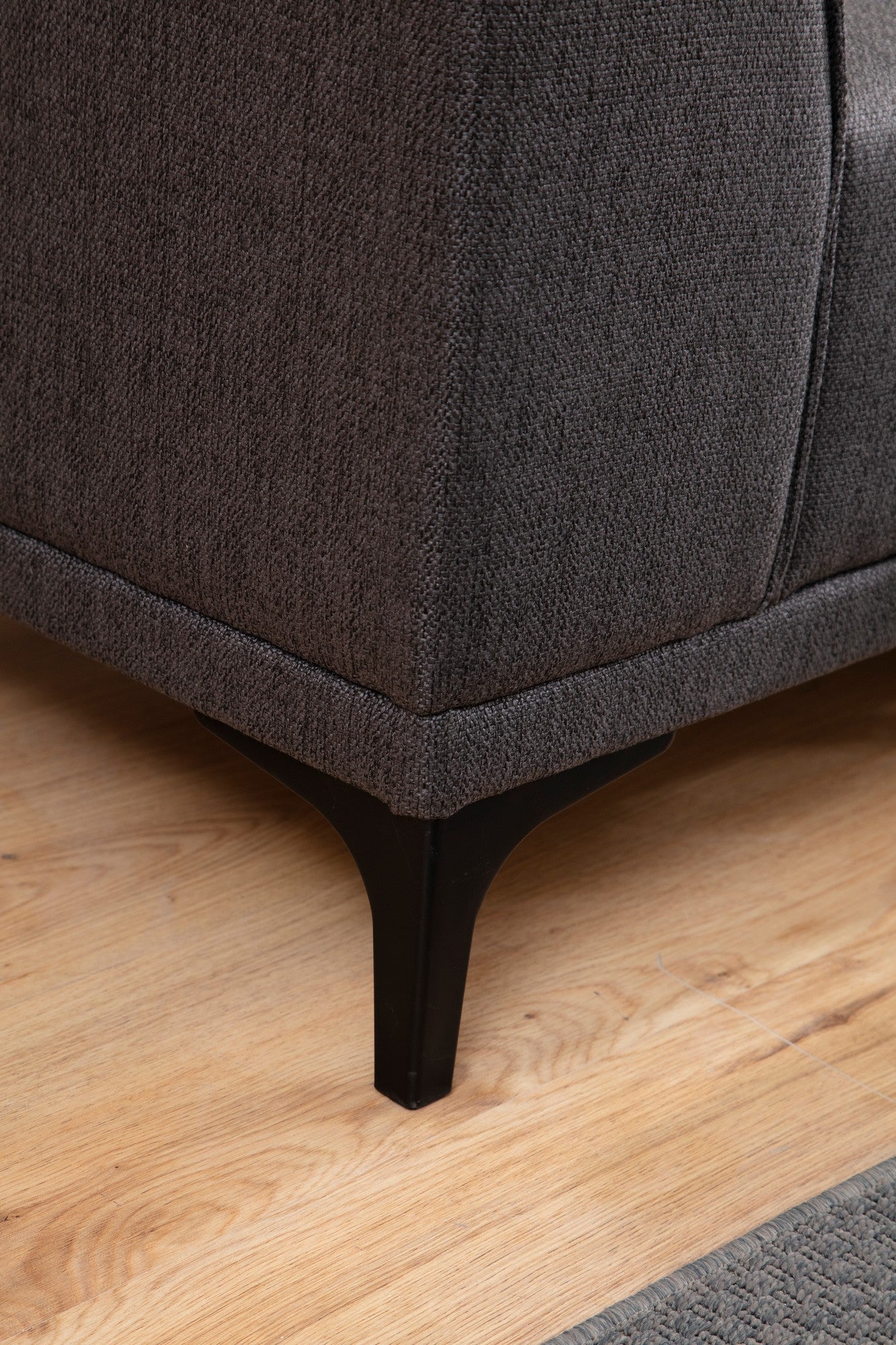 Sofá de canto elegante, antracite, 145 x 250 x 77 cm | Estrutura em madeira de faia e aglomerado, 100% poliéster, almofadas fixas, 2 travesseiros incluídos | Design escandinavo industrial moderno