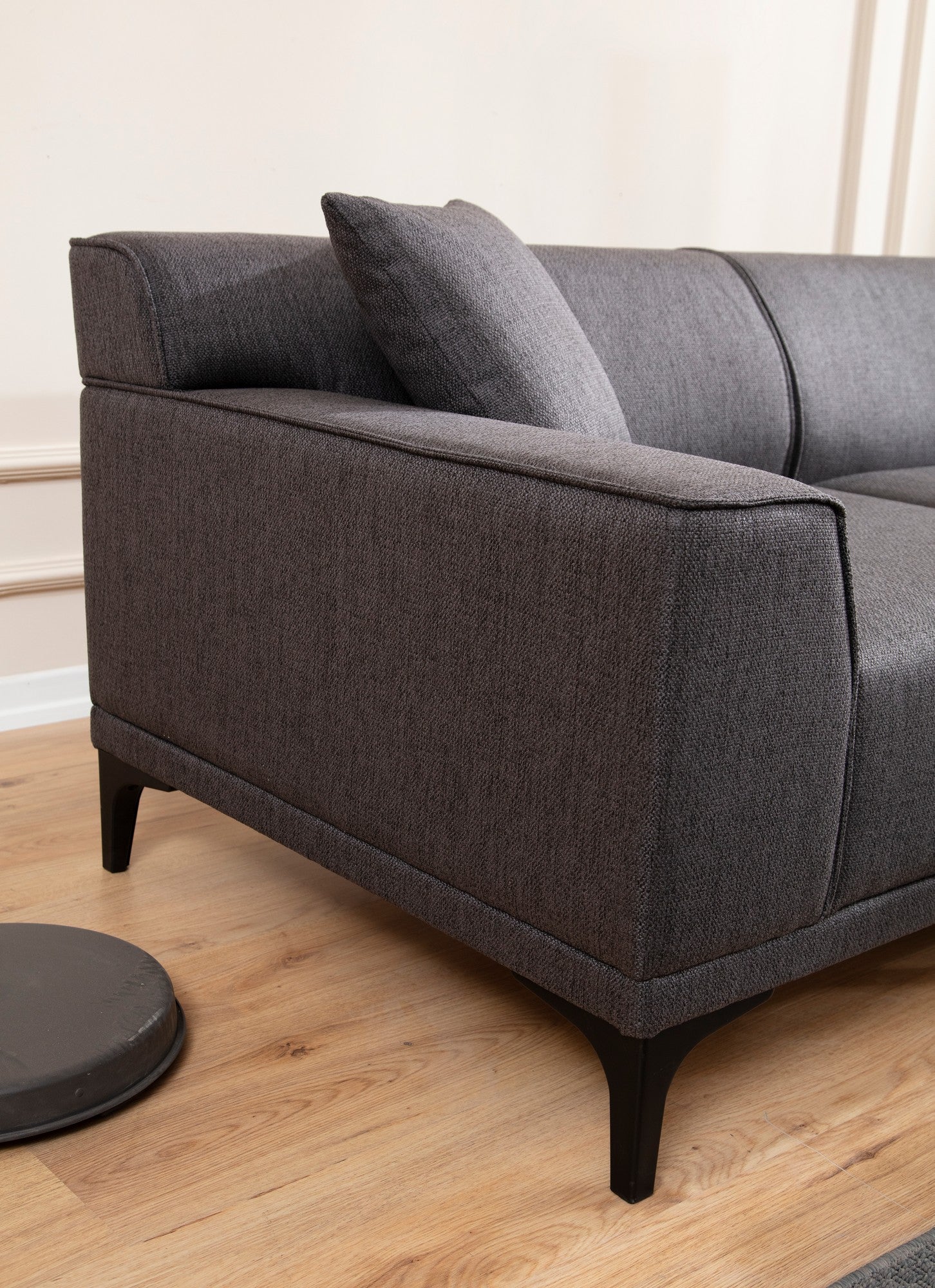 Sofá de canto elegante, antracite, 145 x 250 x 77 cm | Estrutura em madeira de faia e aglomerado, 100% poliéster, almofadas fixas, 2 travesseiros incluídos | Design escandinavo industrial moderno