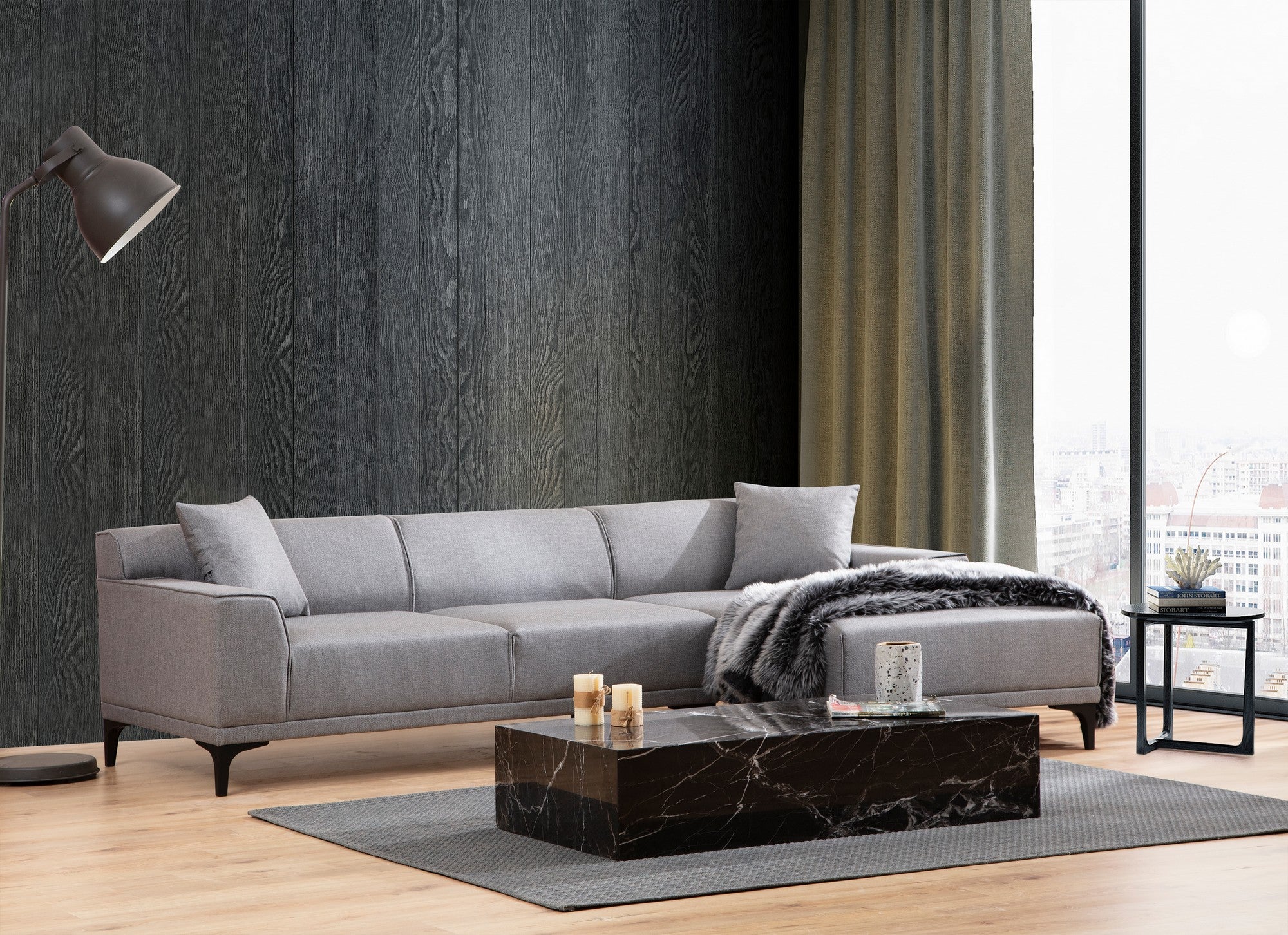 Sofá de canto elegante, cinza claro, 145 x 250 x 77 cm | Estrutura em madeira de faia e aglomerado, 100% poliéster, almofadas fixas, 2 travesseiros incluídos | Design escandinavo moderno