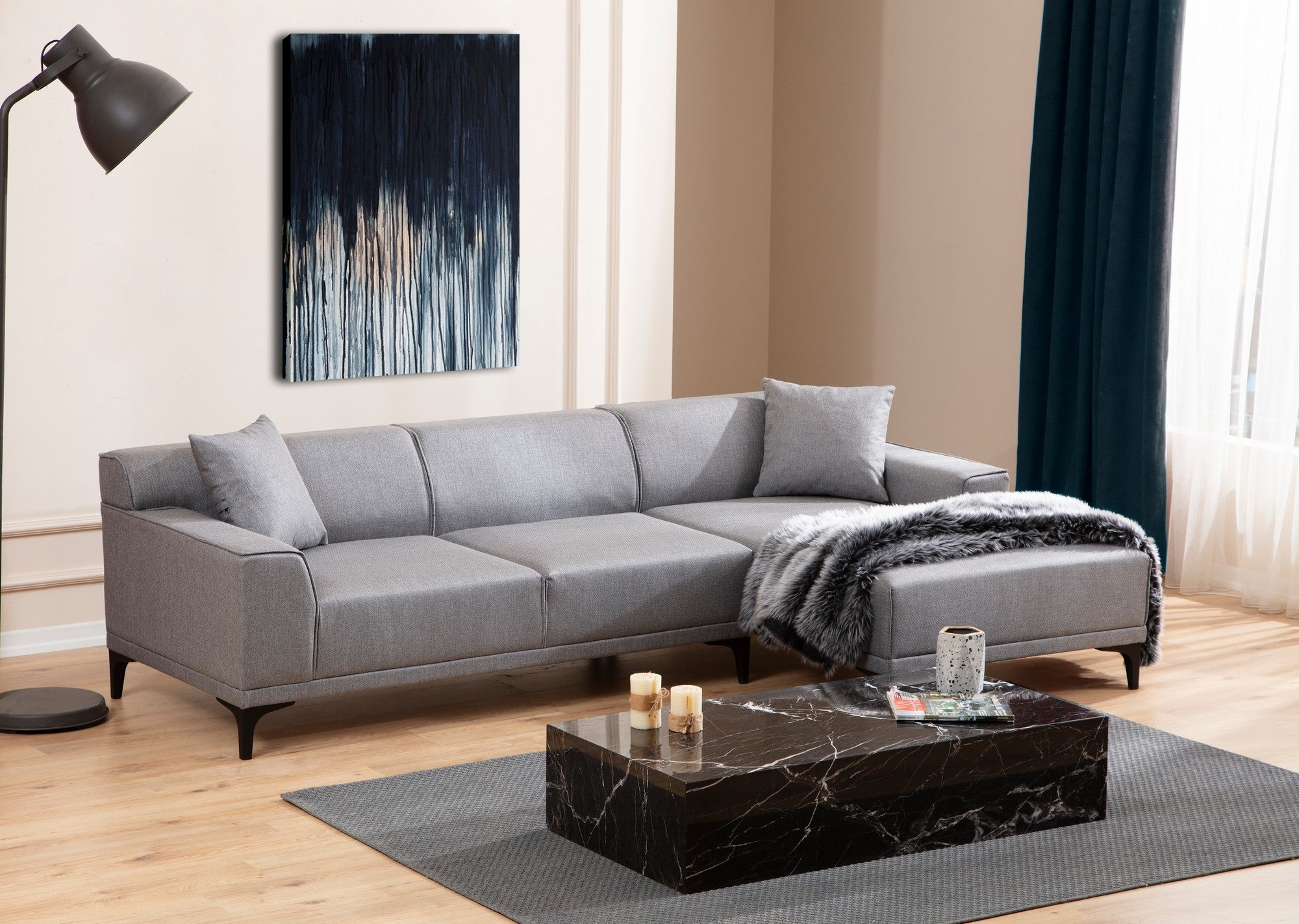 Sofá de canto elegante, cinza claro, 145 x 250 x 77 cm | Estrutura em madeira de faia e aglomerado, 100% poliéster, almofadas fixas, 2 travesseiros incluídos | Design escandinavo moderno