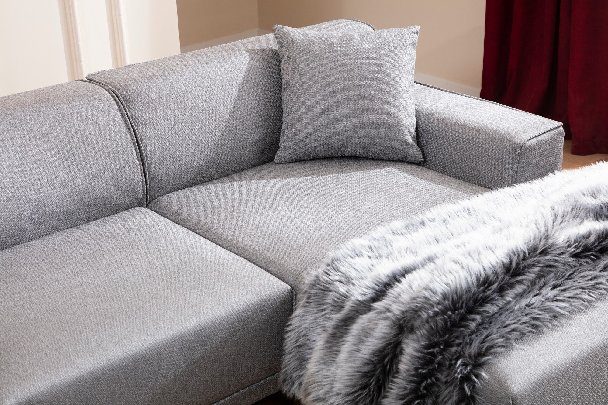 Sofá de canto elegante, cinza claro, 145 x 250 x 77 cm | Estrutura em madeira de faia e aglomerado, 100% poliéster, almofadas fixas, 2 travesseiros incluídos | Design escandinavo moderno