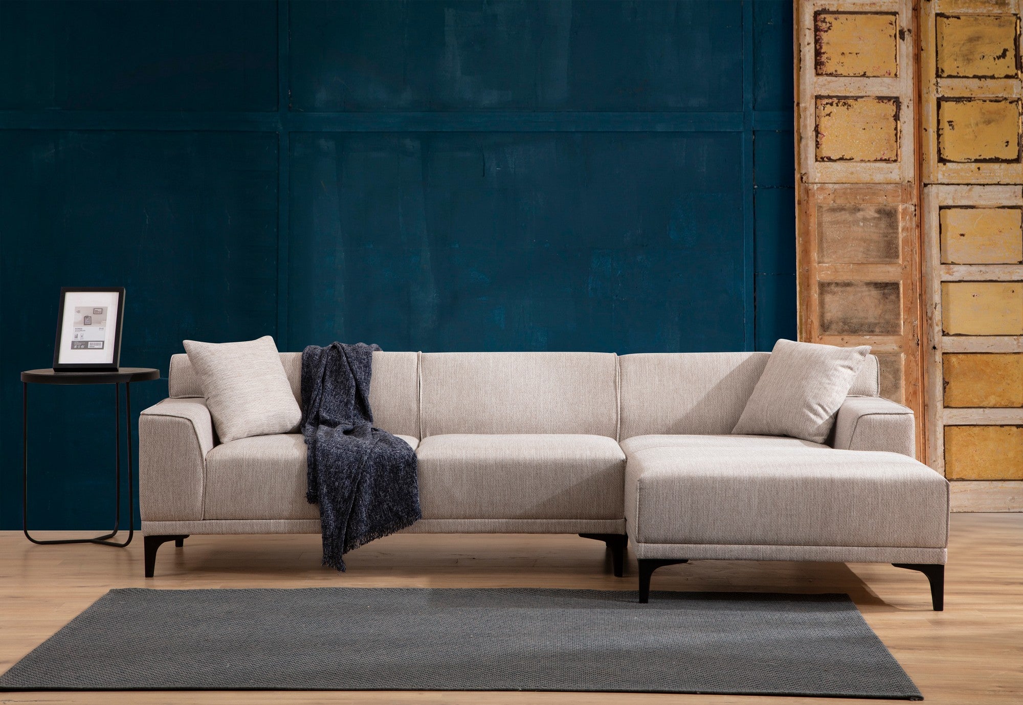 Sofá de canto elegante, branco, 145 x 250 x 86 cm | Estrutura em madeira de faia e aglomerado, 100% poliéster, inclui 2 almofadas | Design escandinavo moderno