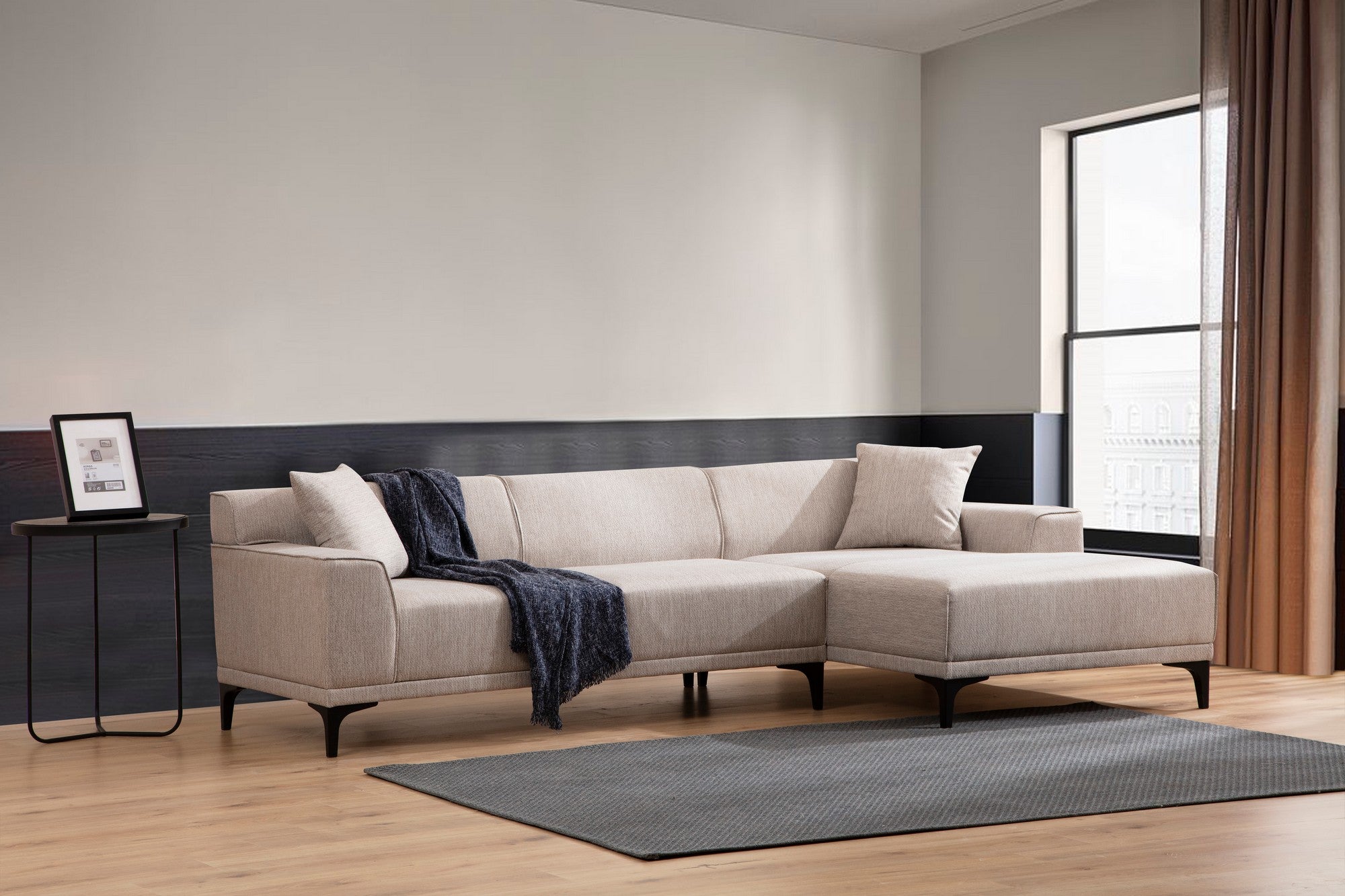 Sofá de canto elegante, branco, 145 x 250 x 86 cm | Estrutura em madeira de faia e aglomerado, 100% poliéster, inclui 2 almofadas | Design escandinavo moderno