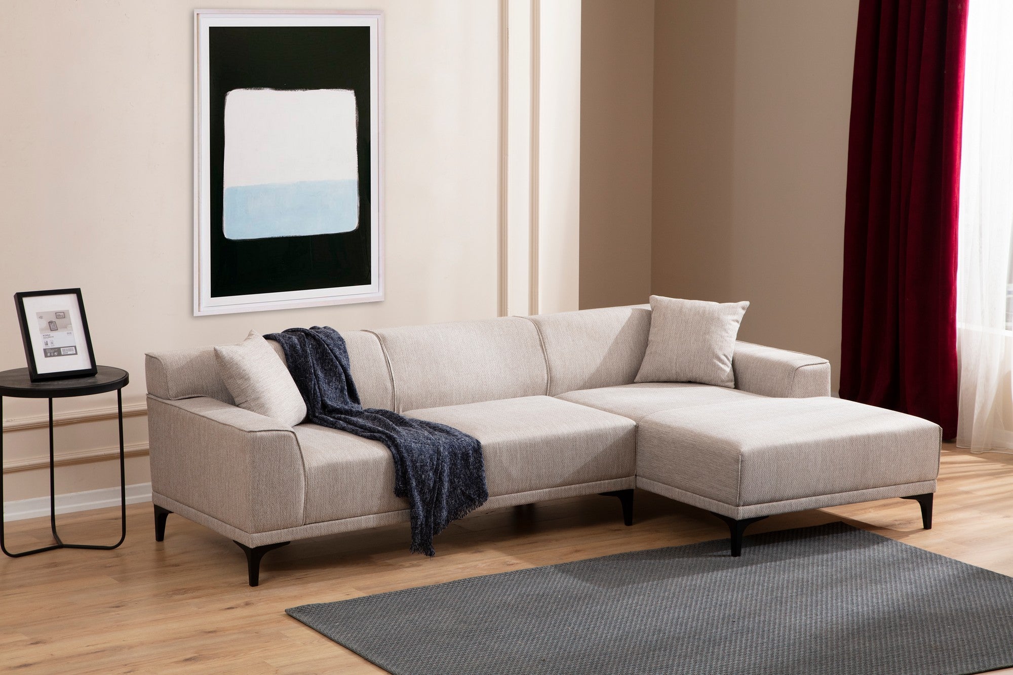 Sofá de canto elegante, branco, 145 x 250 x 86 cm | Estrutura em madeira de faia e aglomerado, 100% poliéster, inclui 2 almofadas | Design escandinavo moderno