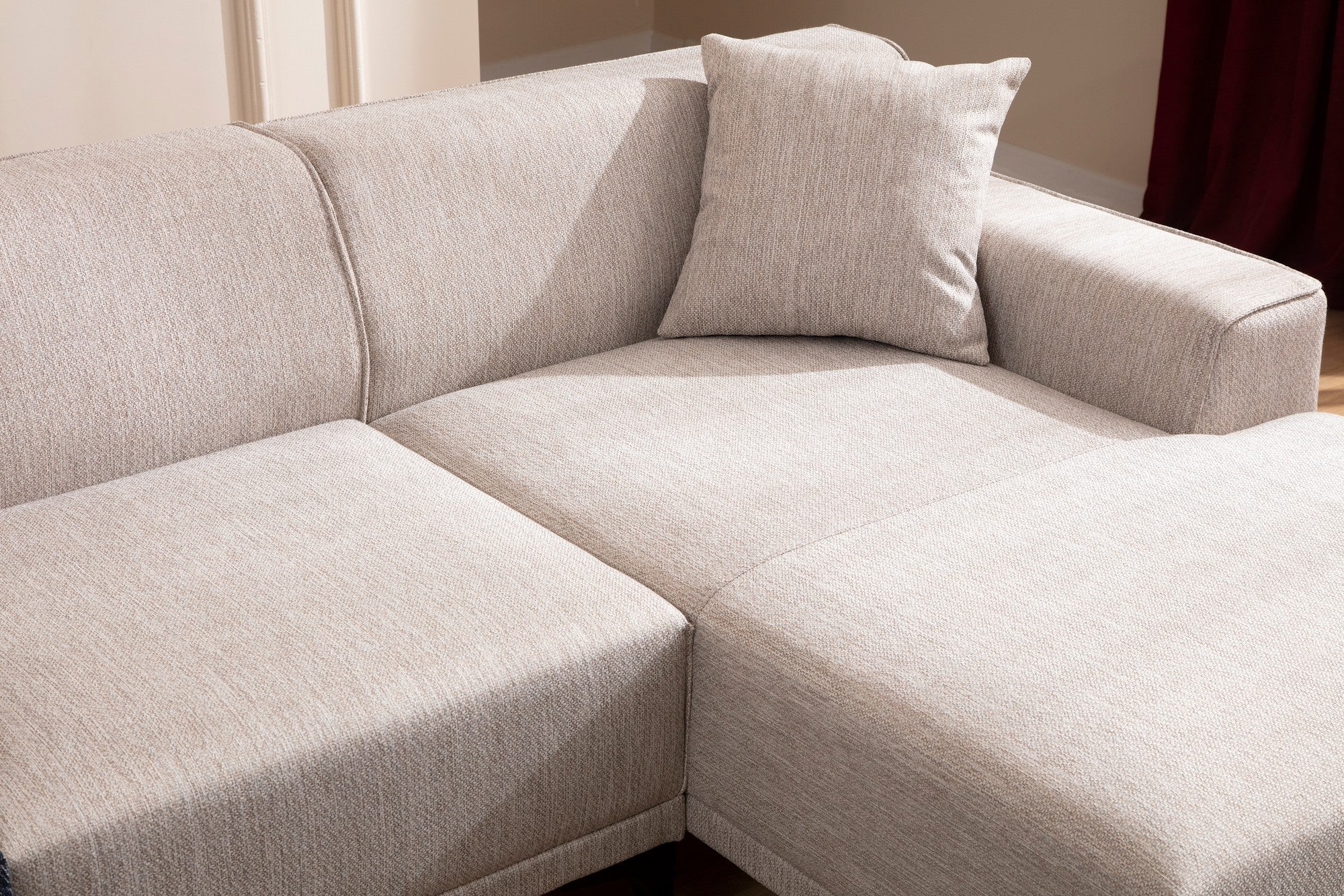 Sofá de canto elegante, branco, 145 x 250 x 86 cm | Estrutura em madeira de faia e aglomerado, 100% poliéster, inclui 2 almofadas | Design escandinavo moderno