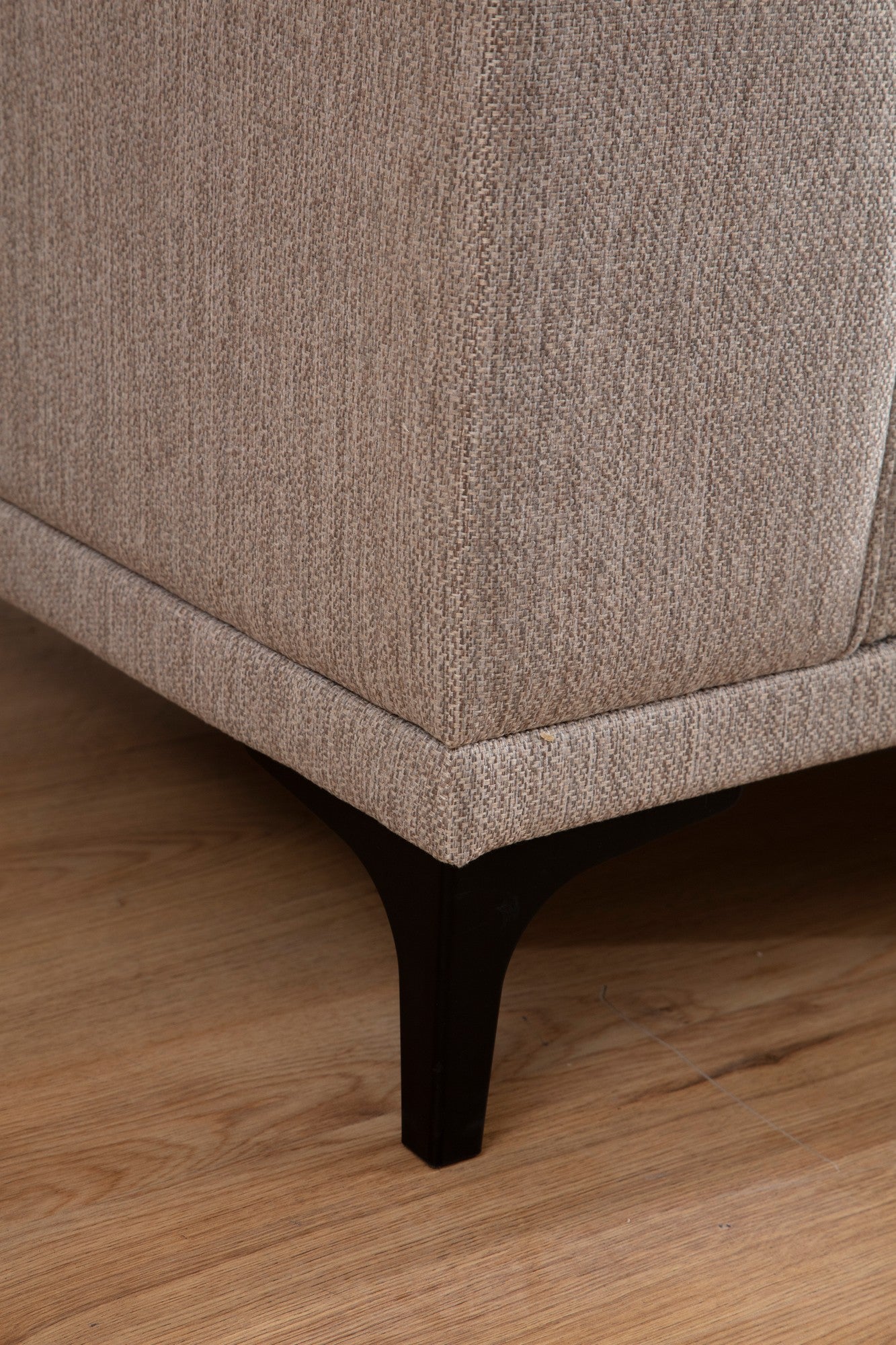 Sofá de canto elegante, branco, 145 x 250 x 86 cm | Estrutura em madeira de faia e aglomerado, 100% poliéster, inclui 2 almofadas | Design escandinavo moderno