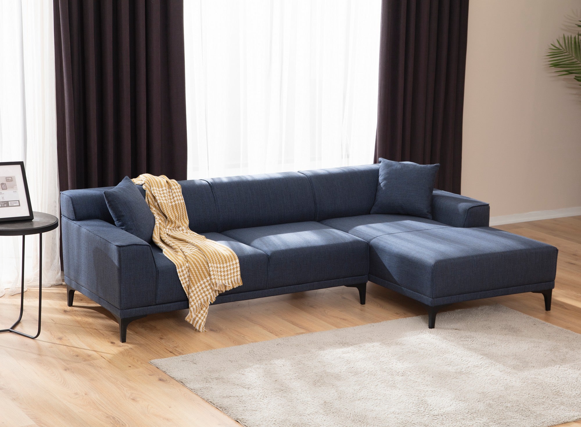 Sofá de canto elegante em azul, estrutura de madeira de faia e aglomerado, 145 x 250 cm | 100% poliéster, almofadas fixas, 2 travesseiros incluídos | Design escandinavo moderno
