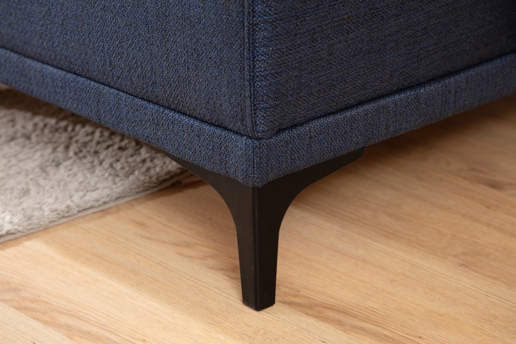 Sofá de canto elegante em azul, estrutura de madeira de faia e aglomerado, 145 x 250 cm | 100% poliéster, almofadas fixas, 2 travesseiros incluídos | Design escandinavo moderno