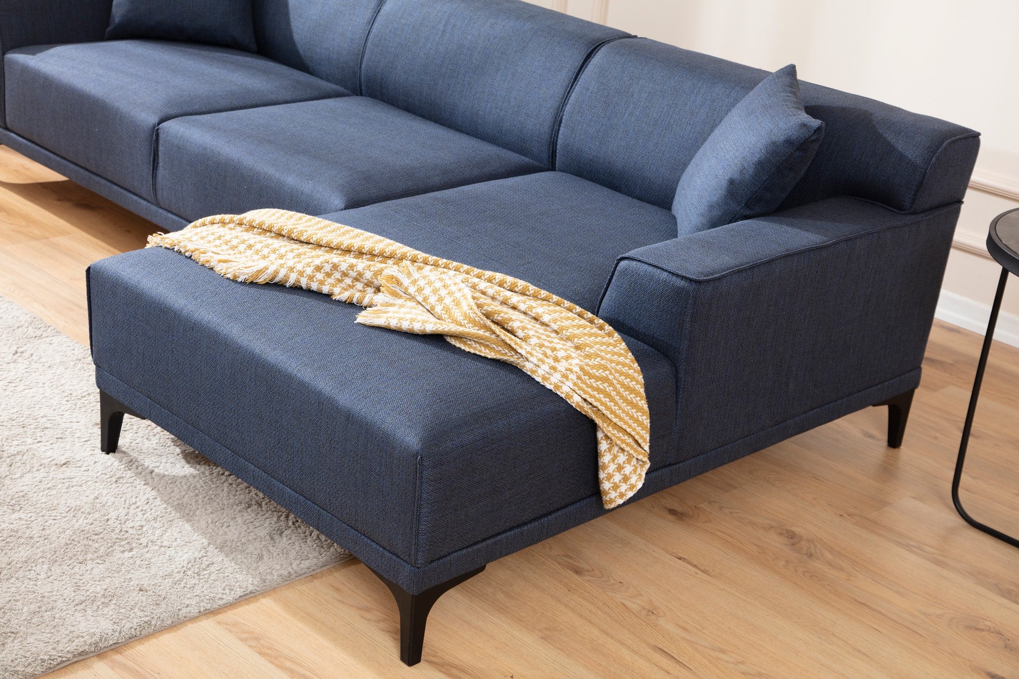 Sofá de canto elegante em azul, estrutura de madeira de faia e aglomerado, 145 x 250 cm | 100% poliéster, almofadas fixas, 2 travesseiros incluídos | Design escandinavo moderno