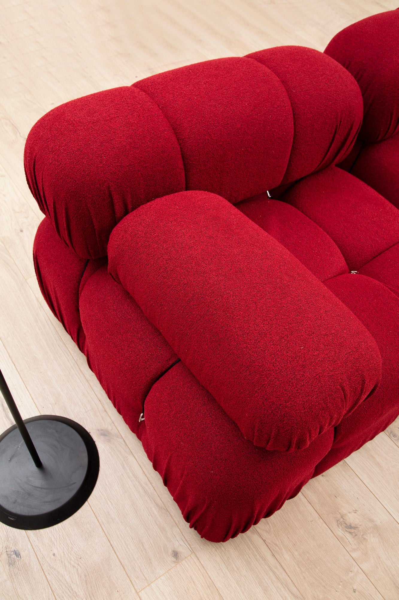 Sofá de canto vermelho elegante, 288 x 190 x 95 cm | Estrutura em madeira de faia e aglomerado, 100% poliéster, encosto e braço removíveis, assento em espuma macia | Perfeito para espaços modernos